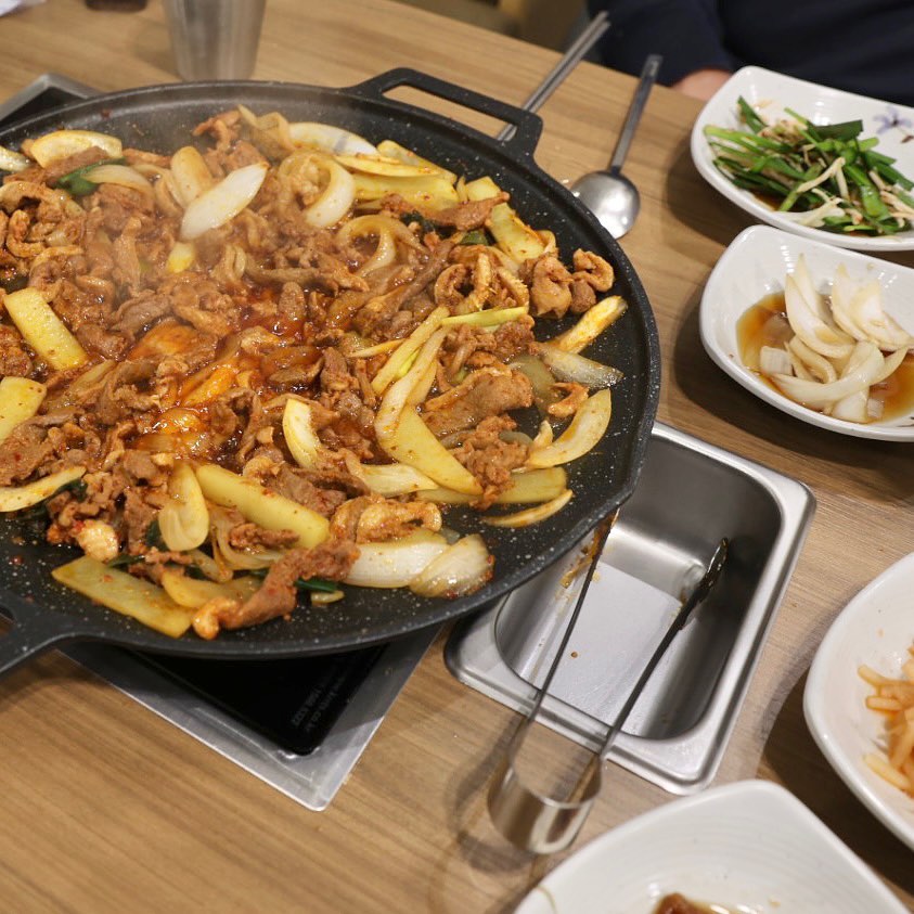 #협찬 #경주로컬맛집 을 찾아서 가야 진짜 맛있는 음식들을 먹을 수 있잖아요! 그래서 찾아보다 #경주오리고기 잘 하는 곳을 찾아 데이트 하고 왔어요!💗

항상 가던 곳들이 아니라 새로운 곳을 가보니 색달랐는데 저만 몰랐던 맛집인지 손님들도 많고 근처에는 엄청 예쁜 정원도 있고 숨겨져 있었지만 일부러 찾아서 가는 예쁜 카페까지 많은 동네에 #경주오리불고기 #청기와오리식당 이 있더라고요. 

정갈한 반찬과 맛있는 오리고기, 매일 수급받는 채소들을 준비해두는 곳이라서 그런지 먹는데 싱싱한 채소의 향과 고기의 풍미가 어우러졌어요!! 

저희는 오리고기 중 사이즈에 치즈볶음밥을 만들어서 먹었는데 치즈는 100% 치즈로 구성이 되어 있다고 하니 더 맛있게 느껴졌어요. 
신나게 먹고 근처 산책도 하고 예쁜 카페도 갔다가 좋은 시간 보내고 돌아왔답니다! 근처에 유명 한옥 펜션들도 있고 없는 게 없으니 한 번 들러보세요!💓

경북 경주시 칠불암길 82-3(남산동)
11:30 - 20:30 (라스트오더 19:00)
매주 월요일 휴무

#경주불국사맛집 #경주안압지맛집 #경주통일전맛집 #경주맛집 #경주가볼만한곳 #경주외식 #청기와
