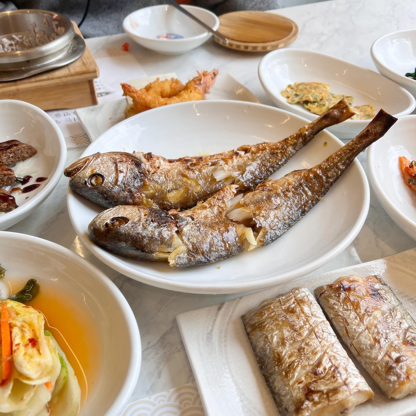 #대구수목원맛집 #달서구맛집 #대구굴비정식 

대구 수목원에 위치한 ”부용정 보리굴비정식“ 에 다녀왔어요! ₍ᐢɞ̴̶̷.̮ɞ̴̶̷ᐢ₎

보리굴비정식 + 갈치구이 + 새우튀김으로 먹었는데 갈치도 같이나와서 너무 만족스러운 식사였어요◠​͜◠

반찬도 다양하게 많이나와서 대접해야할 자리나 모임, 회식장소로도 많이 찾으시더라구요 ㅎㅎ

#달서구맛집 #달서구한식 찾으시는 분들 ”부용정“ 추천드립니다“̮!

✅ 보리굴비 정식 A (1인) ------ 23,000원
✅ 보리굴비 정식 B (1인) ------ 28,000원
	(정식B - 보리굴비 정식, 갈치구이, 새우튀김)
✅ 갈치구이 정식 (1인) ------ 23,000원
✅ 갈치조림정식 (1인) ------ 23,000원

📍대구 달서구 한실로6길 164 1층 101호
⏰ 매일 11:00 ~ 21:00
	브레이크타임 15:30 ~ 17:00
	20:30 라스트오더
☎️ 053 - 638 - 1001
🚘 가게 앞 큰 주차장

#블로그체험단 #대구맛집 #대구한식