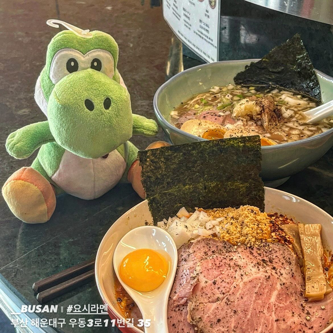 [#요시라멘] [#협찬]
해운대에서 일본여행 완료! 🇯🇵🥢🍜
#부산일본라멘 요시라멘 정착하실분!!!!
요즘 일본여행 하고싶었는데- 먼저 하고왔습니당 💙

라멘집이 일본너낌 낭낭하구 화장실쾌적해서 깜놀!🫧
다양한 라멘메뉴가 있어서 좋았고 육수가 맛있어서 물어봤더니.. 
직접 우린데여 ❤️
밀가루맛도 안나서 또 물어봤더니 생면.. 아니 여기 뭐야? 
아부라소바 추천해서 먹었는데!!!! 다음에도 난 얘 🥢
(아부라소바=비빔)
고기가 부들부들 해서 추가해서 먹었는데~ 수비드차슈였어! 💙
재방문 각입니동..

📍요시라멘

#민food_협찬 
#일본라멘#차슈#교자