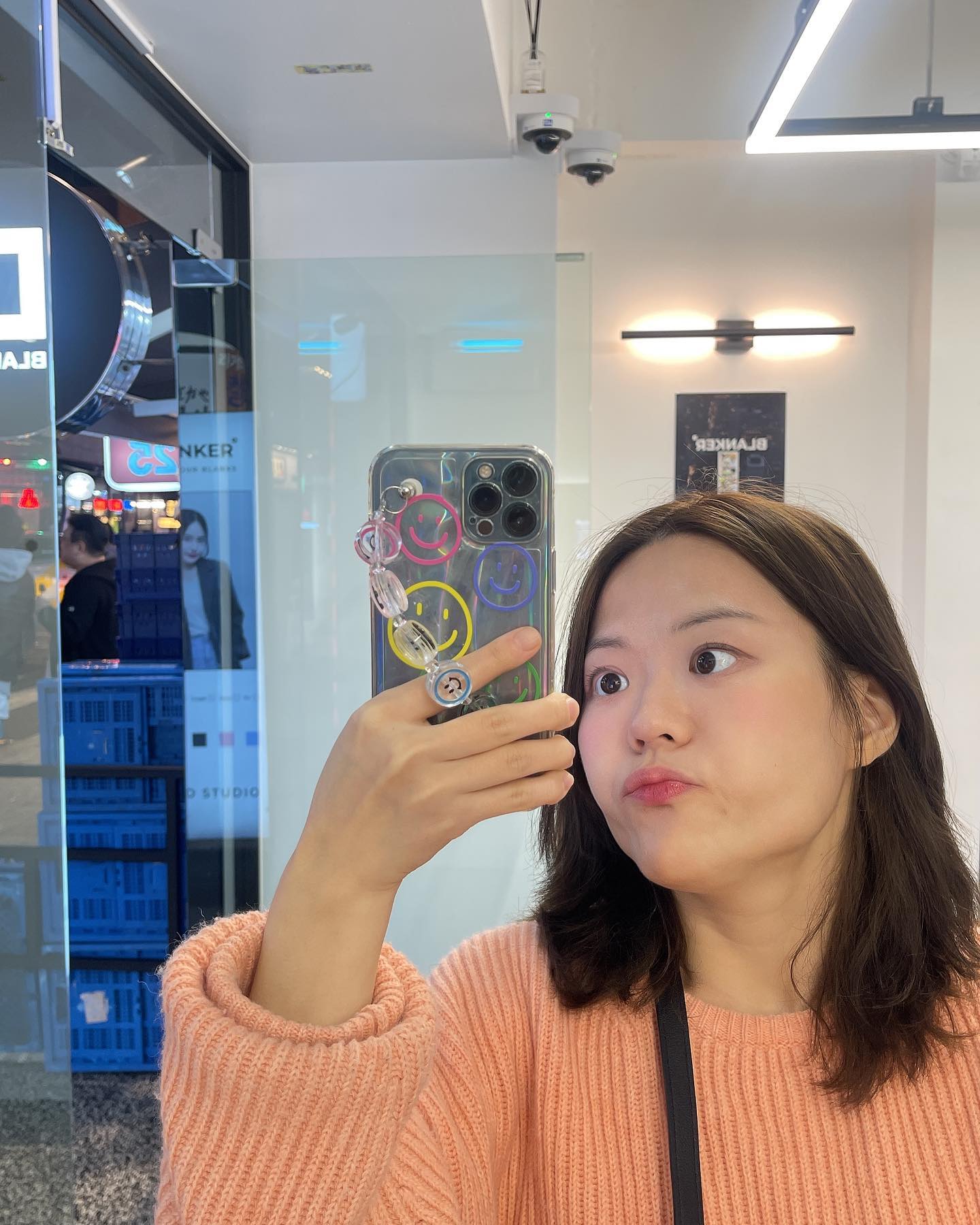 미리 생일 축하받고 생일 지나고 기록하기

생일케잌촛불도 공원에서 하고ㅋㅋㅋ
마치 일진 같은 감성 새로웠어ㅋㅋㅋㅋ
쭈꾸미 사진 없는건 
내가 사진찍었냐고 물어볼 때 플레이브 얘기 도중에
귀찮게 말 끊는다는 너의 반응이 느껴져서
확인해보라고 할려다가 굳건하게 믿고 안했는데^^
게다가 심지어 기껏 카톡으로 설명했더니 99절절이라니…🤦‍♀️
플레이브 본캐 구글링해서 나오는거 
우리 단톡에 뿌리는 수가 있다..ㅋㅋㅋㅋ

다시 생각해도 젤라또 진짜 맛있었어..
다시 날 따뜻해지면 또 먹으러가자 꼭!! 
15년 우정이 버츄얼에 밀리는 느낌이었지만
생일 축하해줘서 진심으로 고마워❤️
그리고 나는 버블과 나의 연락이 동시에 너에게 오면 
내 연락을 먼저 확인할 거라고 믿고싶어ㅋㅋㅋ