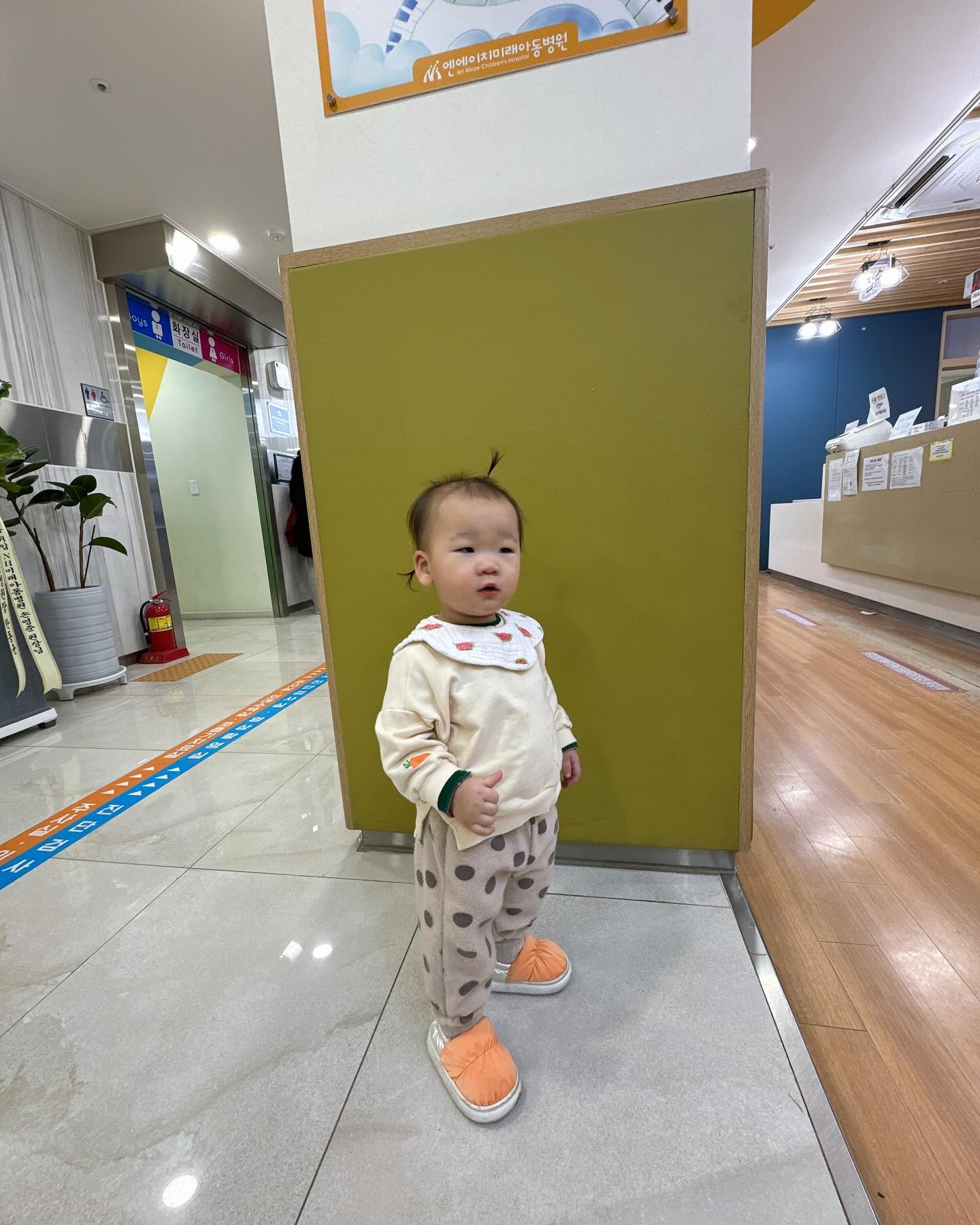 👶🏻+476일🫶
하원후 병원행ㅠㅠ🥺
기저귀 발진하고 몸에 갑자기 두드러기 나서
간지러워 해서 바로 병원왔는데 역시나
무한대기… 일부러 서윤이 하원 전에 병원와서
접수 하고 갔는데도 1시간 이상이라니…
왜 아동병원은 똑딱 도입이 안되는것이냐구ㅠ
우리 딸 아프지마🤍
그 와중에 어린이집 쌤이 머리 묶어줌ㅎㅎ🤍

#윤서유니#아동병원#무한대기#똑딱도입시급#그와중에#귀여움