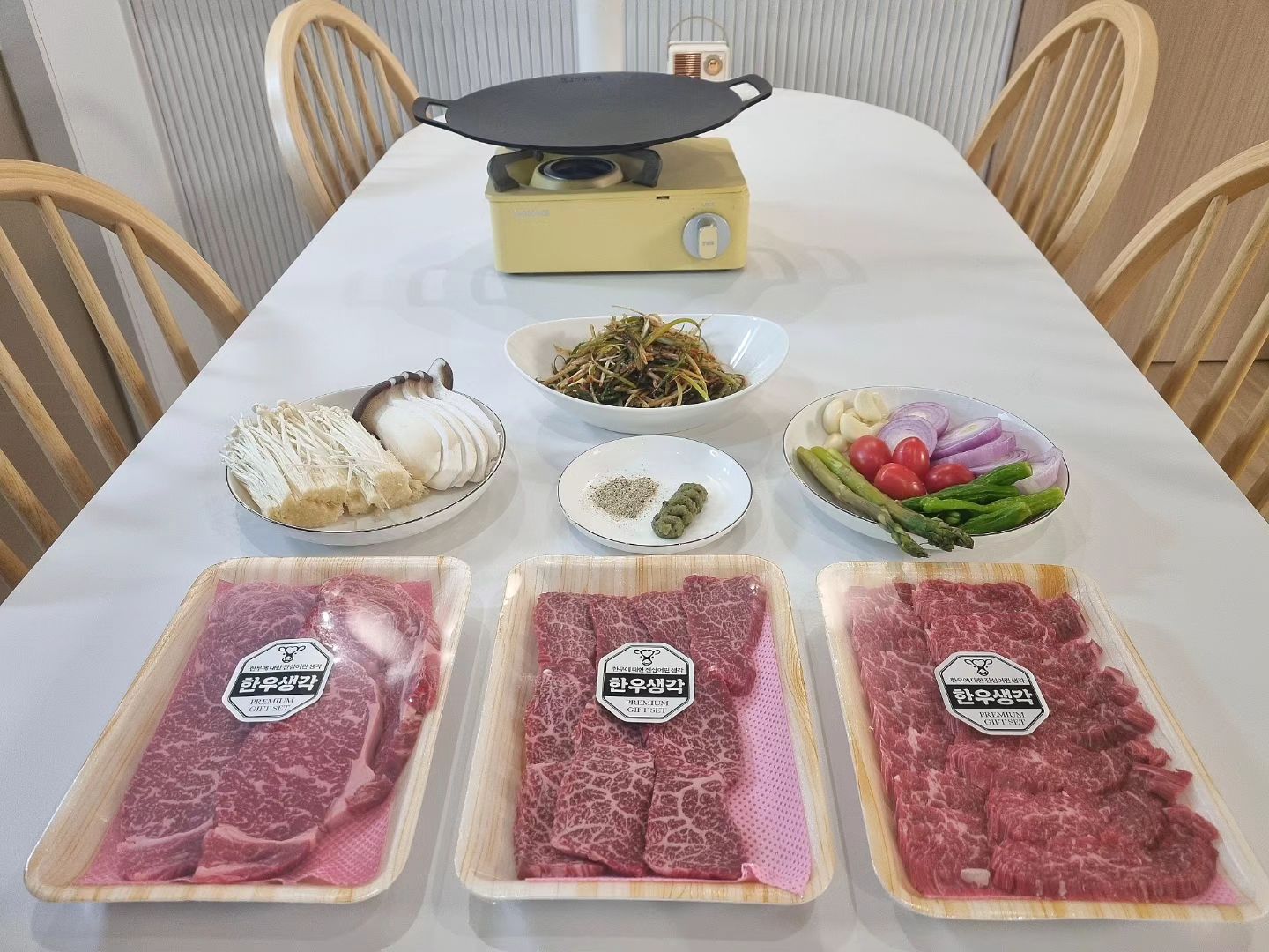 .
어제부터 여러가지 스트레스로 지칠때쯤 택배주문한 한우가 도착해서 저녁으로 맛있게 먹고  기분 좋아짐🤗
이렇게 맛난 한우 첨 먹어봐요 
소고기보다 삽겹살을 좋아하는 아이도 이 소고기는 너무 맛있다며 극찬하네요
.
 새로 오픈한 정육점인데 거리가 멀어서 저는 좀 많은 양을 한번에 택배주문했어요 
 바로 먹을 건 팩포장해주시고  나머지는 소분진공포장  꼼꼼하게 해주셔서 2~3주에 나눠서 먹을 수 있게 해주셨네요 
저처럼 거리가 있으신 분들은 택배주문하셔도 되고 
가까우신 분들은 직접 가셔서 사서 드셔보세요 ^^ 
사장님최고👍👍👍
대박나세요 

👉한우생각 주월점
👉 hanu_think
👉광주 남구 회재로1186번길 31 상가동 28동 204,205호
👉0506-598-6926
👉https://m.place.naver.com/place/1926137142/home?entry=pll

#내돈내산#한우맛집#꽃등심#살치살#치마살#한우구이#한우생각#택배주문#hanu_think 
#대박나세요