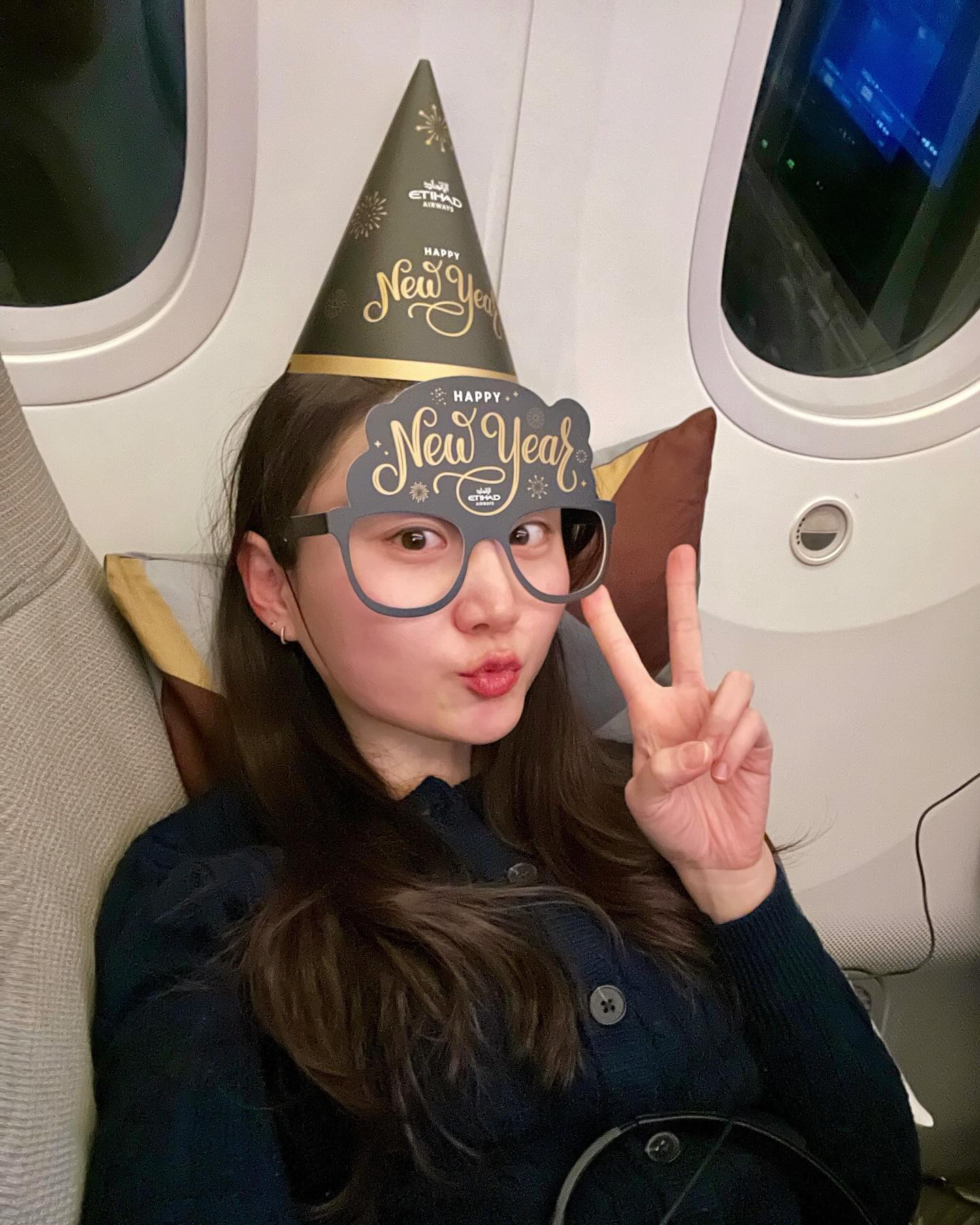 생애 처음 비행기 안에서 기장님과(?) 새해 카운트다운을 해보는, 아주 흥미로운 경험을 했다. 그로 인해 이제야 작년 마무리 인사 막차에 탑승한다... 지난 2023년엔 너무나도 많은 새로운 것들을 마주했다. 오퍼를 받자마자 중국 외노자가 되기 위해 짐을 싸들고 떠났고, 이로써 나의 첫 ‘온전한 홀로서기’가 시작되었다. 새로운 환경, 새로운 일터, 새로운 사람들... 2023년의 시작은 어느 하나 익숙한 게 없었네. 그래도 잘 버틴 나, 꽤나 셀프 칭찬하고! 2024년에도 여느 해와 같이 더 많은 것들을 보고, 배우고, 느끼고, 경험하며 성장할 수 있는, 매일 한 번이라도 더 웃을 수 있는 한 해가 되길 바란다. 내 주위 사람들도 모두 평안하고 행복한 한 해가 되길🫶🏻 우리 다 같이 복 만땅 받ㅈㅏ^__^