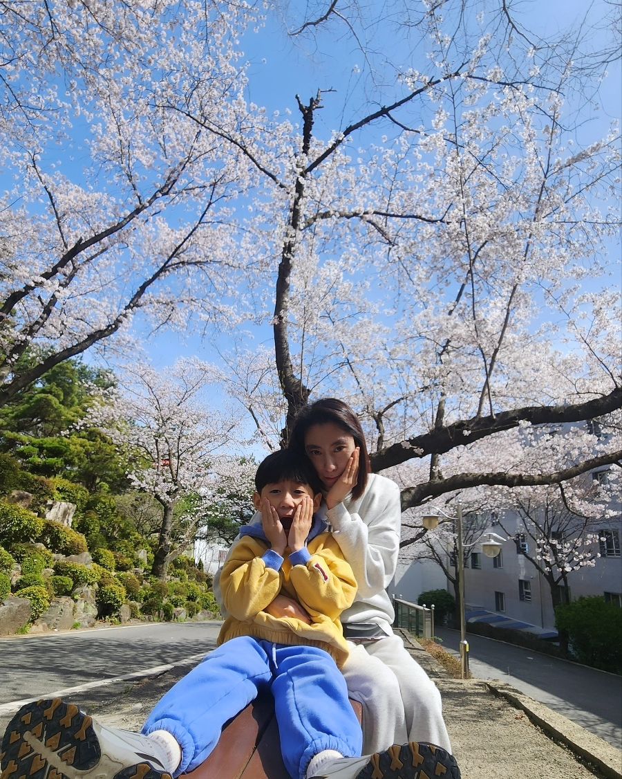 산보&벚꽃

수술하고 퇴원 후 첫 바깥구경
열심히 아파트 단지에서 걷다가

신랑이 꽃구경 가자해서 집 근처
마산대에서 산보도 하고 벚꽃구경도 하고😊