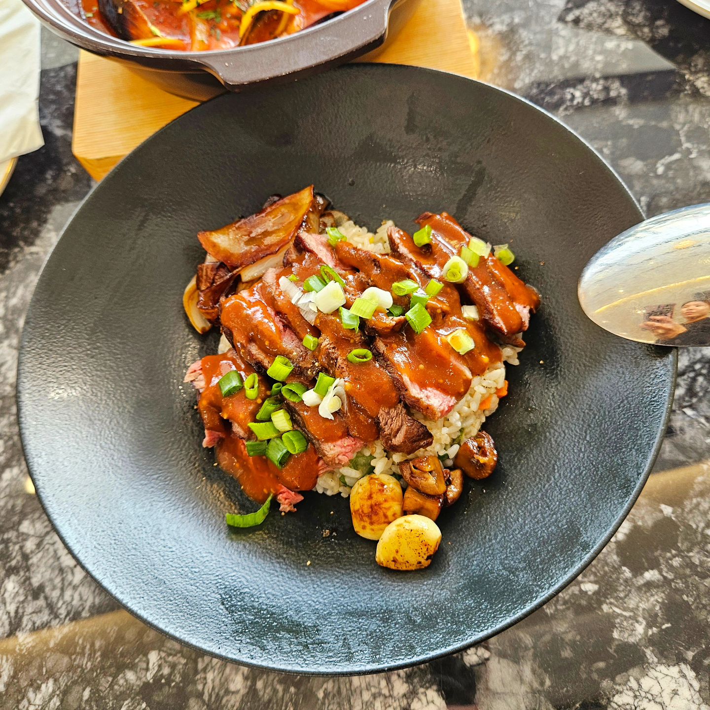 밤에 가면 더 멋진 야경맛집
루프탑카페인데,
맛이 아주 환상적으로 맛있어효:)

피노덮밥세트 먹음👍🏻

✔ 스테이크덮밥
✔ 해산물뚝배기파스타
✔ 버터빵
✔ 아이스아메리카노 & 콜라 
✔ 미니샐러드 

먹고나면 맛에 반하고, 뷰에 반함!!!

여름엔 루프탑 와인마시러 저녁에 와봐야겠뜸🌉
