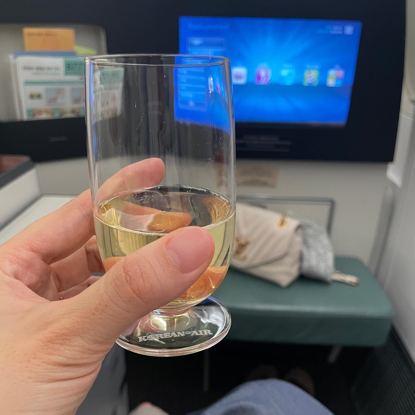 여행다녀온지 3달이 지나 올리는 피드🛫✈️
남편이랑 첫 해외여행을 다녀왔어요
코시국에 결혼한 탓에 신혼여행도 제주도로 다녀왔었거든요
물론 너무 좋았지만, 신행만이 주는 특권들이있잖아요
모든것들이 다 허용되는☺️
결혼생활하니 둘 다 일때문에 시간맞추기 어려워
해외는 못 나갔었는데, 이러다 못 갈 것 같아
주말에 짬내서 다녀 온 3박4일 홍콩여행이었습니다.

홍콩은 가깝기도 하고 치안도 좋아서
짧은여행으로 다녀오기에도 너무 좋은 곳이에요🤍