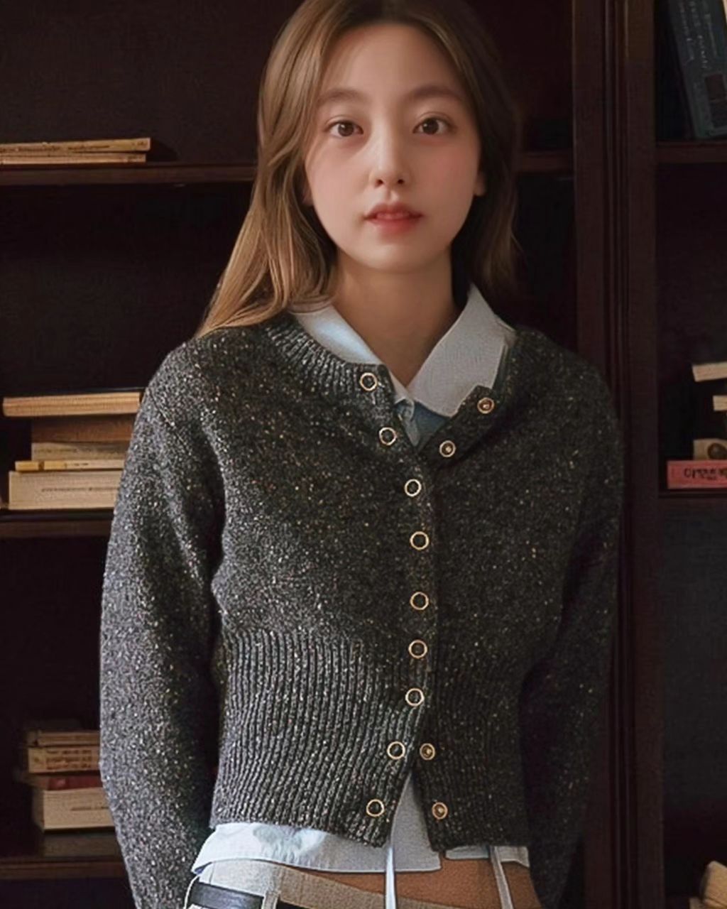 #오해와진실

제가 요즘 ai프로필에 푹 빠져서 열심히 돌리고 있어요ㅎ 직장인으로 돌아간 저의 낙은 유튜브, 웹툰, 책읽기, 끄적이기, 먹는 것(식탐주의) 그리고 #ai프로필 인데요. 

ai프로필은 절대 저 아닌 것 다들 아시죠? 저와 다른 사람이라고 생각하시면 됩니다🤭 사실 마지막 장의 사진도 유라이크 어플로 찍은 건데 이것도 실제보다 미화된 모습인데 ai는 얼마나 다른 사람이겠어요ㅎㅎ 

헤어나 옷스타일이 변신해서 대리만족(?) 하고 싶어서 하는 거예요💃 직장인에게 이런 소소한 낙이라도 있어야 하지 않겠습니까?!😆😆

다크써클이랑 관리 안 하면 칙칙 푸석해지는 피부톤. 외면하고 싶습니다🙈 다이어트도 해야할 것 같고(이 이야기는 넘 많이 해서 패스ㅠㅎㅎ)

다크써클 덕분에 웨딩드레스 ai는 유령신부 같아요ㅋ 어쨌든 여러 룩이나 스타일로 변신하니 재밌더라구요! 우리 한 번 뿐인 인생 다같이 즐기면서 잘 살자구요🩷 인친님들 샤릉합니다🫶 편안하고 따수운 주말 되시길 바래요✨️

#여자의변신은무죄 #ai이미지는 #계속될거예요 #예쁘게봐주실거죠🥹 #너무일방적인가요🫣 #태연노래 #whatdoicallyou #한복 #발레코어 #유령신부 #챠콜그레이 #목도리스타일 #가죽재킷 #코트룩 #헤어스타일 #어울리는스타일 #찾기 #스타일변신✌️ #화장실셀카