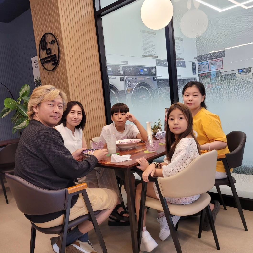 #가족스타그램 

오랜만에 가족사진.

아이들도 크니
각각 스케쥴이 있고,
다섯이 뭉치기도 쉽지 않다. 

하루 일정 보내고
마므로 카페에서 빙수 한 그릇!

카페이름처럼,
정말 마음으로 따스하게 대해주신다ㅡ 

조심할 점!
이곳에서 한번 스무디 먹으면, 
그 맛에 중독되어 다른 곳에선 먹기 힘들다. ㅎㅎ

가족들이나 손님오면 항상 가는 곳!

#대소원카페 #마므로카페 #블루베리빙수 #블루베리스무디 #딸기스무디 #커피맛집 #서충주카페 #카페맛집