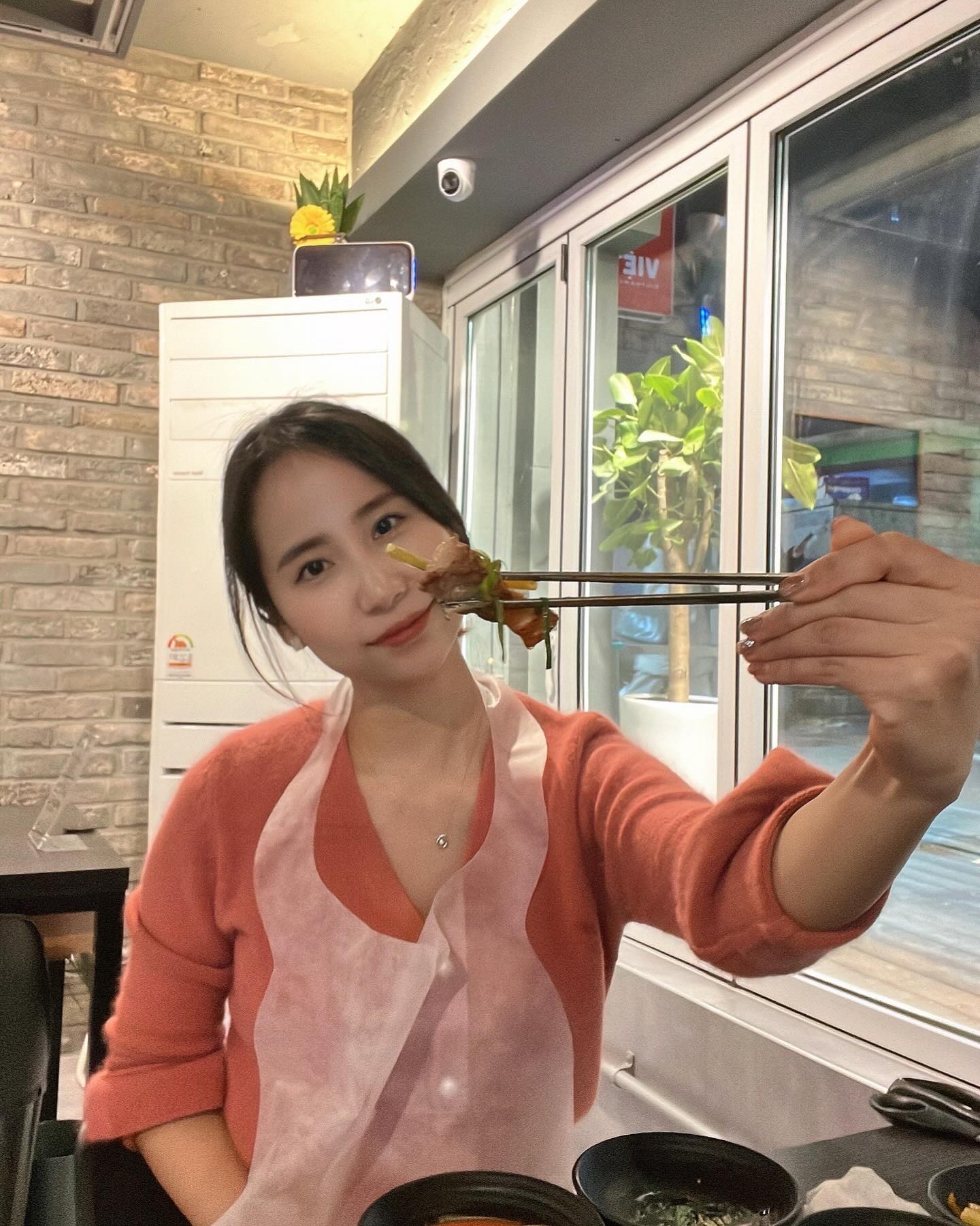#건대 #어린이대공원 에서 고기 땡길 땐 무조건 이 집입니다?
식감+육즙은 말할 것도 없고 고기 맛 자체가 예술,,
빠르게 고기의 육즙이 빠져나가지 않게 겉만 살짝 익혀서 초벌이 되어 나오고 
겉바속촉으로 잘 구워진 고기는 먹자마자 육즙이 상당한데 
바글바글 끓인 짭조름한 멜젓에다가 마늘+고추 때려 박고 
푹 적셔서 먹으면 술이 쭉쭉 들어가요?
연두부, 파절이까지 나오고 정말 취저 
고기의 근본 소금, 쌈장, 생와사비, 양꼬치 시즈닝까지
소스가 다양해서 고기에 변주를 줄 수 있는 것도 이 집 특징

계란찜 맛있는 건 당빠 

아 해장라면은 조심할 필요가 있어요,,^^ㅋㅋㅋㅋㅋ
마성의 국물이라 해장하려다 다시 취할 가능성이 높습니다
명심하세요.....

마지막 귤 휴식 서비스까지,,,, 🍊
+화장실에 일회용 가글까지,,,,
친절하시고 귀하게 대접 받고 나오는 느낌입니다
따봉 만개 드려요 👍👍👍👍👍👍👍
(난 오늘도 과식을 하였다, 그래도 너무 맛있어서 후회없이 행복했다...🥹)

🪄건대 영화돈
서울 광진구 능동로 175 1층(어린이대공원역 4번 출구 1분 거리)
매일 15:00 ~ 23:00 / 매달 1,3번째 월요일 휴무
프라이빗 룸은 미리 예약하기!

#협찬 #어린이대공원맛집 #건대후문맛집 #고기맛집 #숙성돼지고기  #어린이대공원역맛집 #숙성고기맛집 #돼지고기맛집 #삼겹살맛집 #건대맛집 #라면맛집 #저녁 #음식 #food #야식 #프라이빗고기집