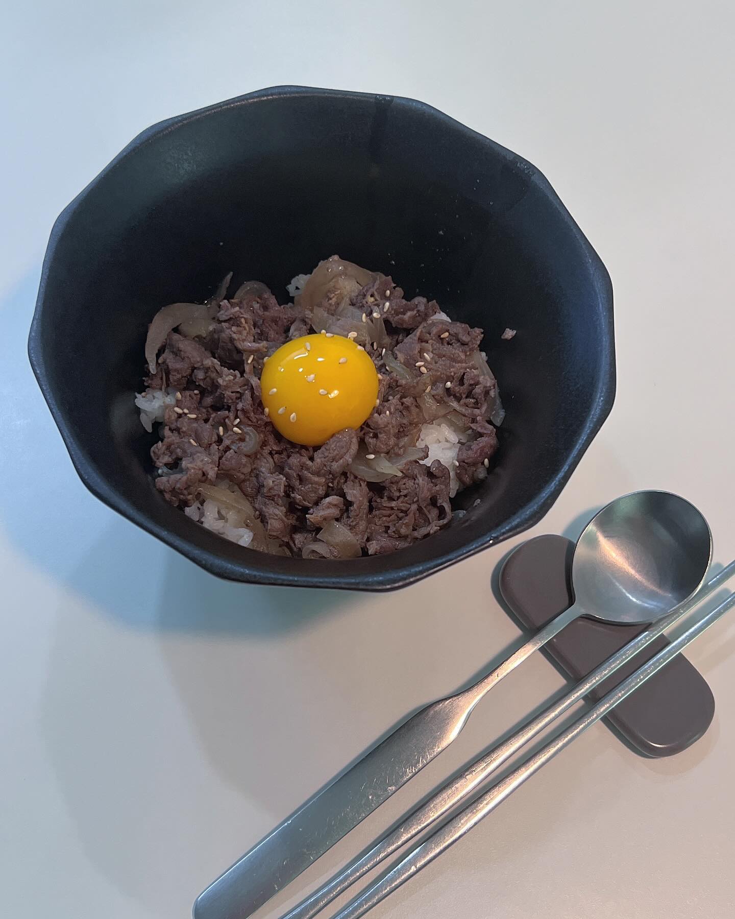 덥고 습한 날이 이어진다. 아이 낮잠 시간동안 식사를 끝내야 하므로, 한그릇 음식으로 점심을 해결한다. 소불고기 재료가 있길래 규동 만들기!

👩‍🍳레시피 
1)목심을 먹기 좋게 뜯는다.
2)간장3, 우스타소스2, 설탕1, 매실액2, 배도라지즙50ml
3)양파 하나를 얇게 썬다.
4)중약불에 고기를 익힌다.
5)밥을 깔고 소불고기를 올린 다음 계란 노른자를 올리면 끝!

노른자는 고소하고, 고기는 달큰하고, 양파는 살짝 아삭! 한그릇 완밥하고 두그릇 먹었다. 왜 늘 허기진 걸까… 육아란 뭘까… 

목심은 단백질 함량이 높고 소고기 식감이 잘 느껴지는 부위이다. 여느때처럼 엉파 목초우를 썼다. 고기의 질은 모르면 몰랐지 알고서는 더더욱 신경쓰게 된다. 오메가 지방산 비율도 높고 염증/항생제 걱정 안해도 되고 뭐 그렇다. 건강한 육체 건강한 삶! 사랑사랑사랑!

#엉파 #목초우 #규동만들기 #규동레시피 #건강한집밥 #목심불고기