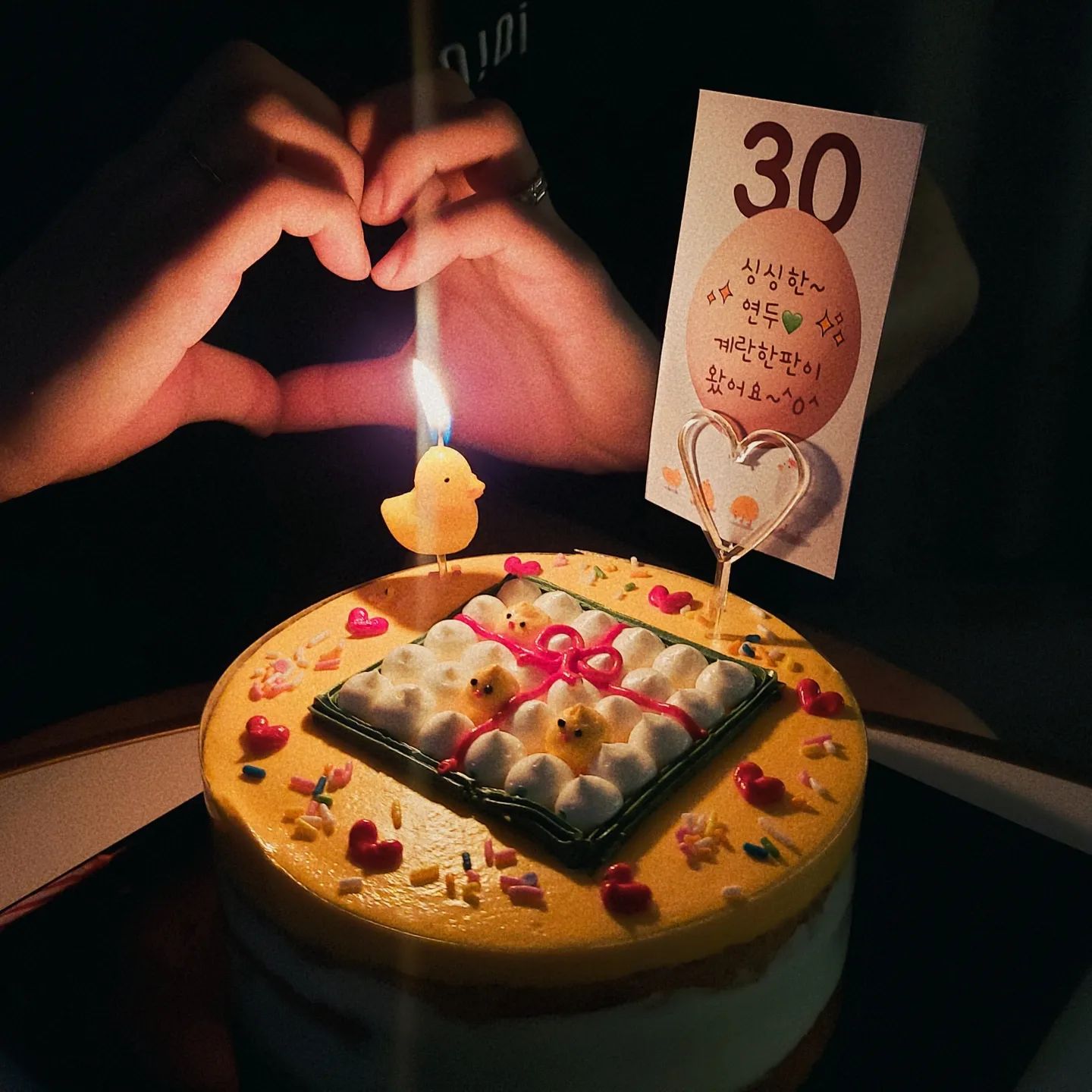 #데이트기록
#생일

연두생일은 5월 말이지만
저희가 서로 바쁜기간이라
앞으로 대략 한달가량은 
만나지 못할 예정이라..ㅠ

연두 30살 생일ㅋㅋ을 
미리 축하햇어요🥳

꽉찬 계란한판 🤭
축하+놀리기위해 #계란한판케이크 
준비해갔는데, 연두가 계란 진짜 30개네
병아리 귀엽다며 신기해 했어욥🐣 ㅋㅋ
(케이크는 #아이디어스 에서 구매했어요)

#아웃백 가서 스테이크랑 
저희가 젤 좋아하는 투움바파스타 먹고🤤

생일선물로 새 향수를 받고 싶다는 
연두랑 향수사러 백화점 갔다가 
#다니엘트루스 시향해보고 
넘 좋아서 바로구매💸💸
자연스럽고 생생한 향이 너무 좋아서
다른데도 안둘러보고 바로 꽂혔어요. 

연두는 #밤쉘 이랑 포레스트&소울
2개를 골랐고, 

연두 생일선물 사러 온 건디 
시향해보는 중에 제가 불가리안로즈, #블루세이지
레이어링을 맘에 들어하자
바로 제것 두개도 사주는 연두좌..💚
감사합니다 사랑합니다😋💜

저녁으론
💚가 먹고싶다고 노래부르던 곱창, 
💜가 먹고싶다고 노래부르던 탕후루도 먹고 코노로 마무리👩‍❤️‍👨

울 30살 아조씨 미리 생일 축하해🎂🎂
