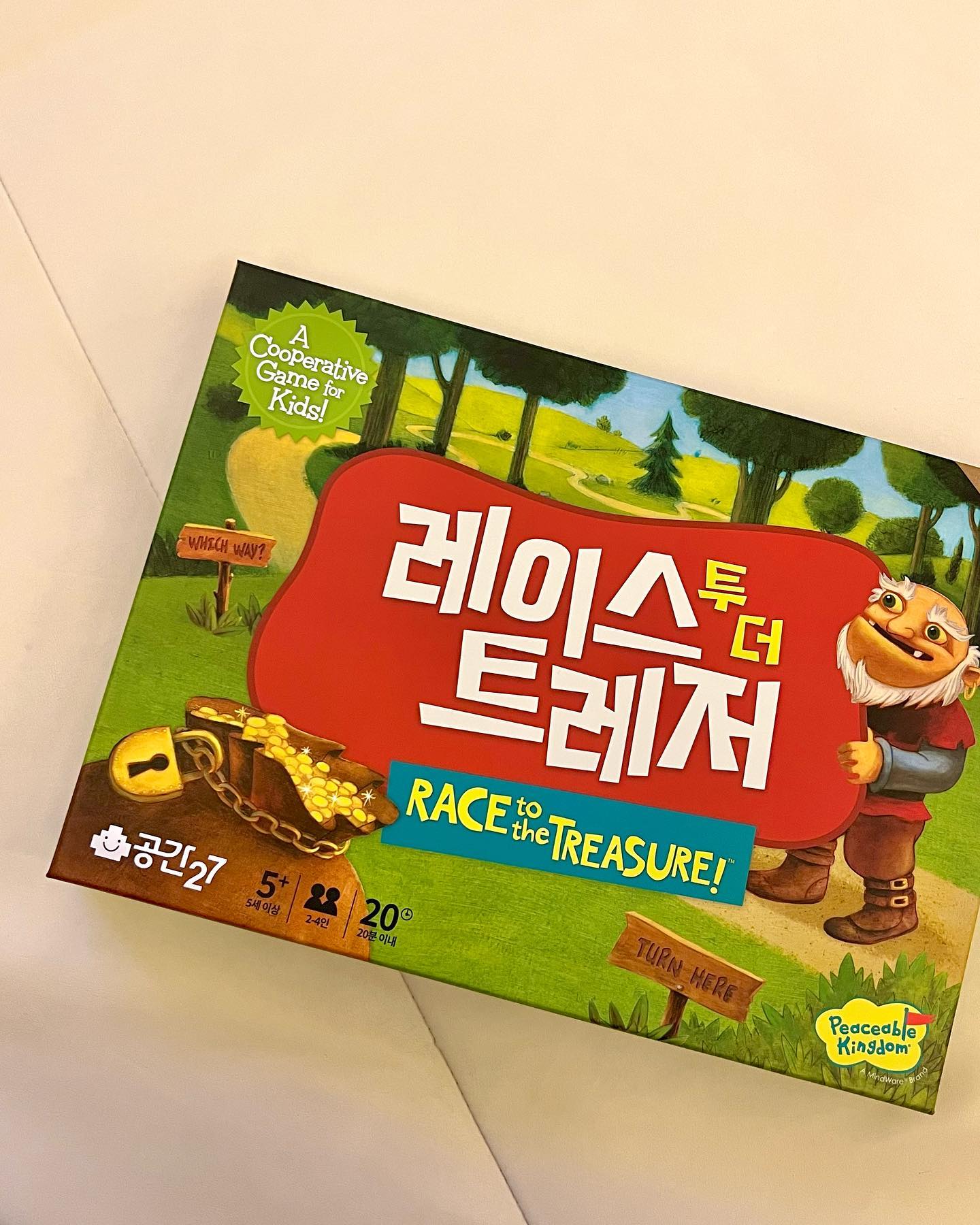 아이와 함께 할수 있는 협동게임
‘레이스 투 더 레이저’ 💎

개인적으로 저는 승부가 갈리는 게임보다
협동게임을 선호하는편이에요! 
승패 상관없이 아이와 힘을 합쳐 문제를 풀어나가는게 참 재밌지요~

거인이 도착하기전에 길을 만들어 탈출해야되는데
이거 진짜 뭐가 나올지모르니깐 흥미진진하더라구요!
또한, 길을 놓을때 어떤 방향으로 놔야되는지
어떻게 놔야 길이 이어질수 있는지 생각하며 같이 풀어가는 게임이라
즐기는 게임속에 배움이 있어 좋은것 같아요~

저희 아이는 보드게임을 좋아하는데 특히 이 보드게임을
너무 좋아해요! 정말 유치원 하원하고 집에오면
무조건 이 보드게임을 두판하자고해요 ㅎㅎ
그만큼 아이들이 너무 좋아하는 게임이에요 😁

-이 글은 업체로부터 무상제공받아 작성된 글입니다-