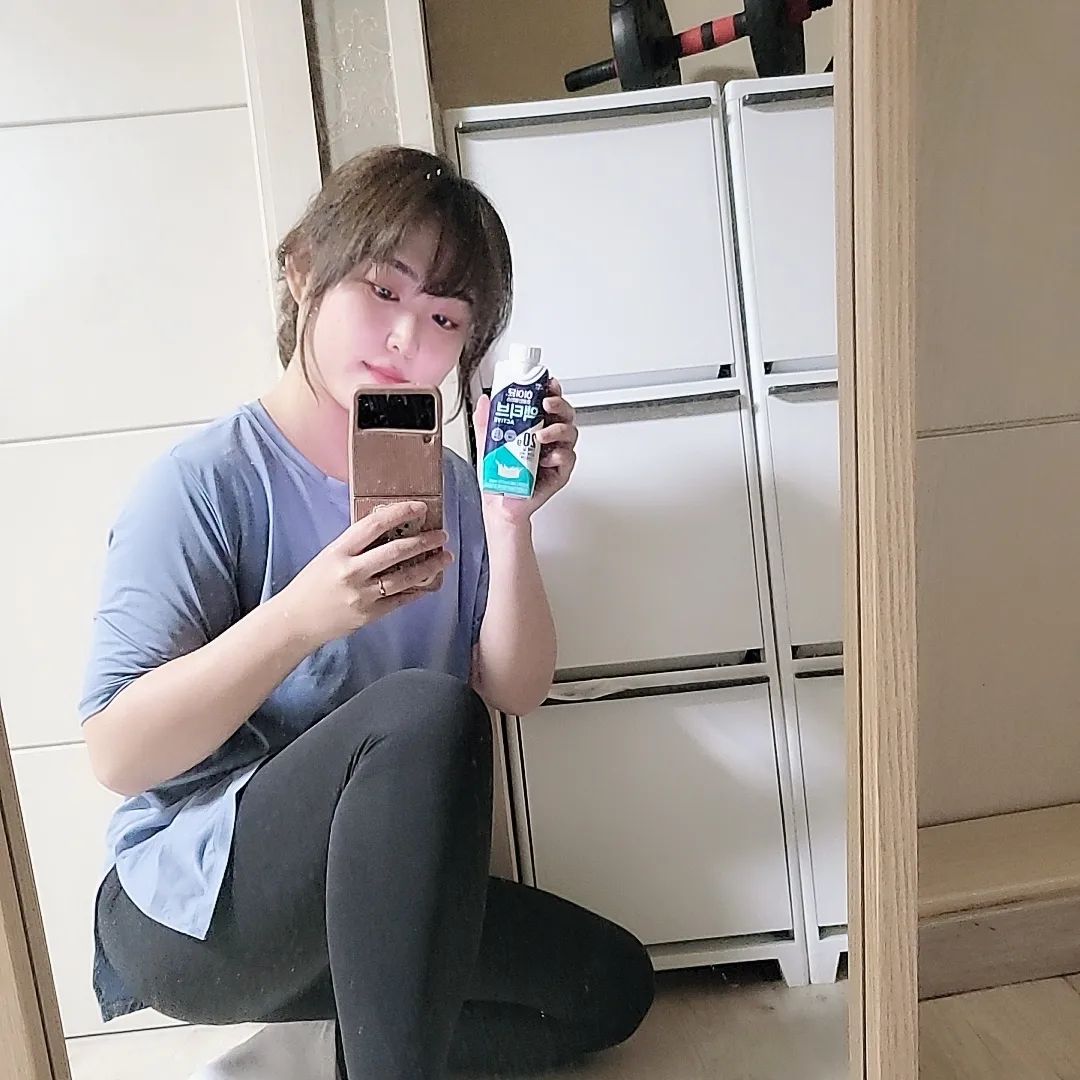 #협찬 한 팩에 20g 고단백 
거기다 근육합성에 필요한 필수 아미노산 9종에 비타민, 미네랄까지👍
운동전후 식사대용이나 단백질 보충용으로 맛있게 먹고있는
하이뮨 프로틴 밸런스 액티브!
오리지널은 고소하게,
초코는 초콜렛 맛 그대로 즐길수 있어서 취향에 따라 먹을수 있고
멸균팩이라 실온보관이 가능해서 언제어디서든 안전하게 섭취가 가능해요~
->단백질 고민하시는 분들께 추천해요🙋‍♀️
himmune.active_official
#하이뮨액티브 #하이뮨액티브체험단2기 #하이뮨고단백음료
#20g고단백드링크 #단백질음료 #편의점단백질음료 #먹스타그램 #맛집 #맛스타그램 #오늘뭐하지 #오운완#오늘뭐먹지 #일상 #소통 #데일리 #daily #먹스타 #맛스타 #선팔 #맞팔 #다이어트 #식단조절 #바프 #바디프로필 #운동하는여자 #등산 #헬스장 #필라테스 #액티브라이프
