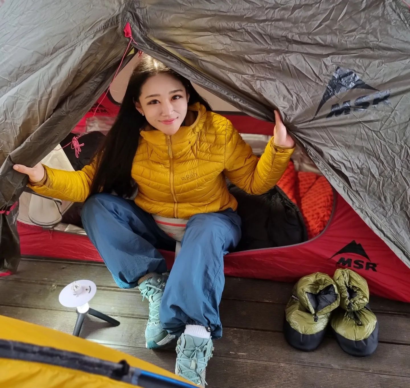 백패킹 룸서비스👩‍🍳⛺️🍳 

서울에서 창원을 경유하여 고성까지 
출장뷔페를 다녀와 보았습니다🫡

전국이 눈.비 소식으로 생각보다 많은
비를 맞고 데크에서 자기란 무리라고
생각이 들어 플랜B로 빠르게 네이버 폭풍 검색해서
당첨된 타프있는 오토 캠핑장⛺️

덕분에 비 맞지 않고 안전하게 추억 얻고 왔습니다🫶
비닐장갑끼고 소고기 육회 맛있게 버무렸..
서울사람들 회구경 많이 못한다고 종류별로 
횟감 떠다주신 맘에 감동이었고🥹👍
창원 도착하기전부터 보디가드처럼 떡하니 기다려서
올라갈때까지 맛집이며 멋진 카페 구경들까지
힐링하고 왔답니다🤗💕

좋은날 좋은곳에서 또 함께해요🫶👍
dabi7410
mt.love.b
traveler__bt

#경상도여행#창원#고성#출장뷔페#산스토랑