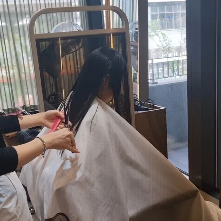 12년 인생 첫 미용실 성공🥰

소음을 무서워하기도 하고 미용실 가는 걸
거부하던 유리!

그동안 내가 잘라줬었는데 몇일전 유리한테
미용실 갈까? 물어봤더니 이번에는 간다고..
오늘 아침에는 여니한테 미용실 간다고
자랑(?)도 하고 ㅋㅋㅋ

근데 미용실 가기 전부터 엄청난 고집을 피워
오늘은 못하고 오겠구나 싶었는데
생각과는 달리 오랜 시간 얌전히 잘 앉아있더라는☺️

잘했어! 우리 유리 또 이렇게 성장했네😍