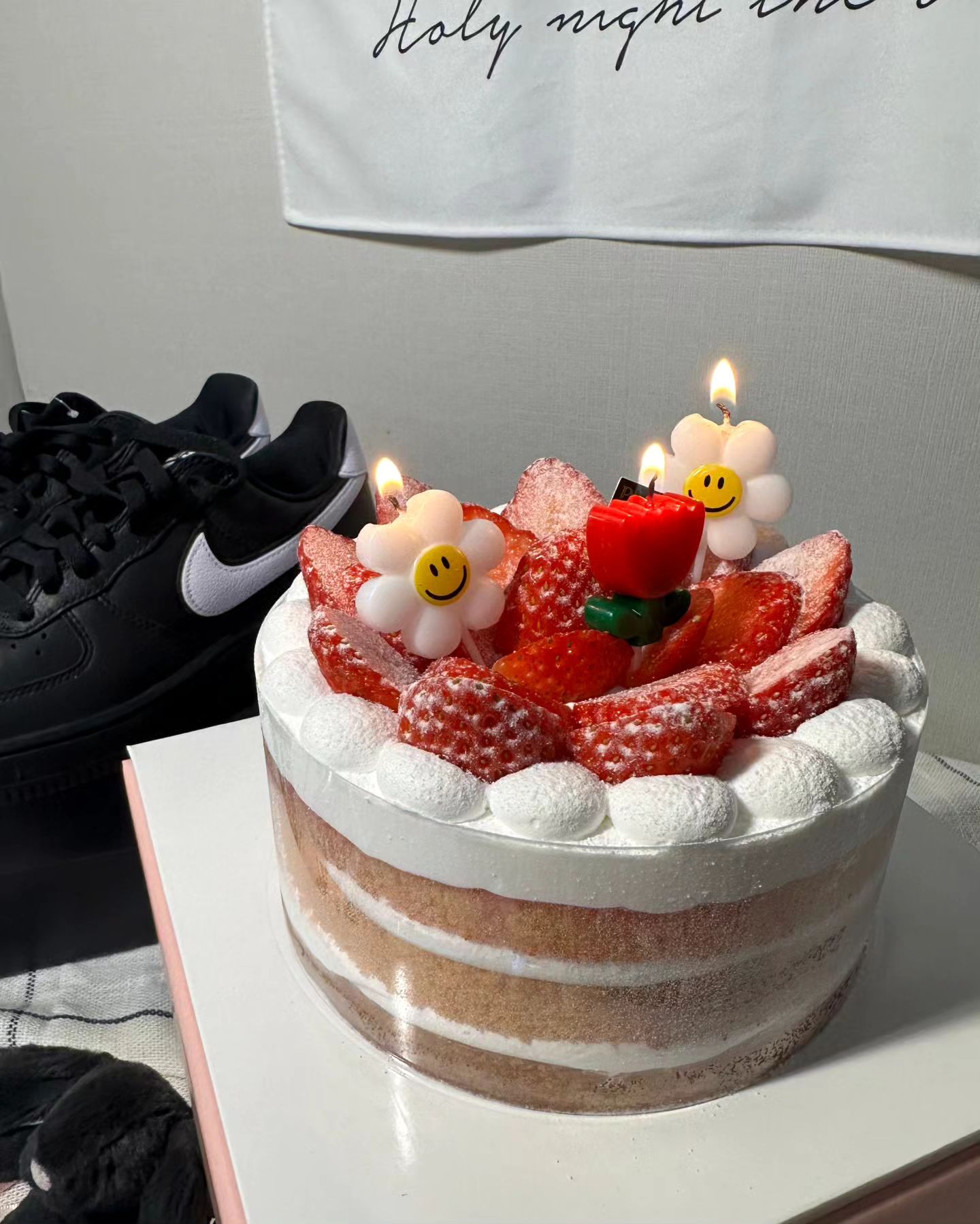 요즘에는 새해 떡국을 먹어야 한 살 먹는게 아니귱,
생일 미역국을 먹어야 한 살 먹는다고 하던데 :)
만 나이 통일법이 시행되었지만 그렇게 말하지 않는 사람이 더 많아서 도무지 내 나이가 몇 살인지 헷갈리는군뇨 허허. 

그러나 저러나 뱃속에 우주와 함께하는 생일🎂
2024 둘에서 셋으로 홧팅🧸🤍 

#240220
#hbd
#mybirthday
#둘에서셋