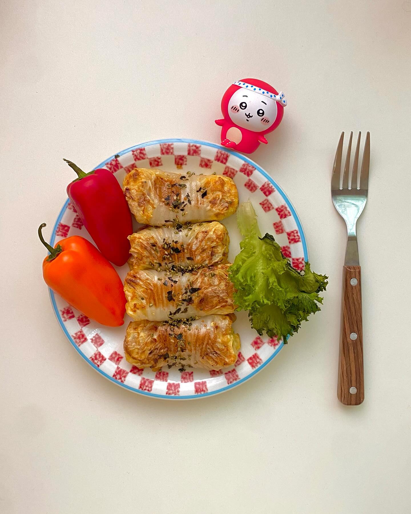 🧑‍🍳: 참치배추말이

너무 간단하게 금방 만들어버린 배추말이•• 자취요리레시피로 적격. 게다가 칼로리도 낮고 식이섬유도 채워진 요리라 다이어트도 되고 막 익어서 뜨거울 때 먹으면 명절날 전부치는 엄마 옆에서 하나 맛보던 감칠맛이 난다 남은 배추로 또 해먹어야지😍🫶🏻