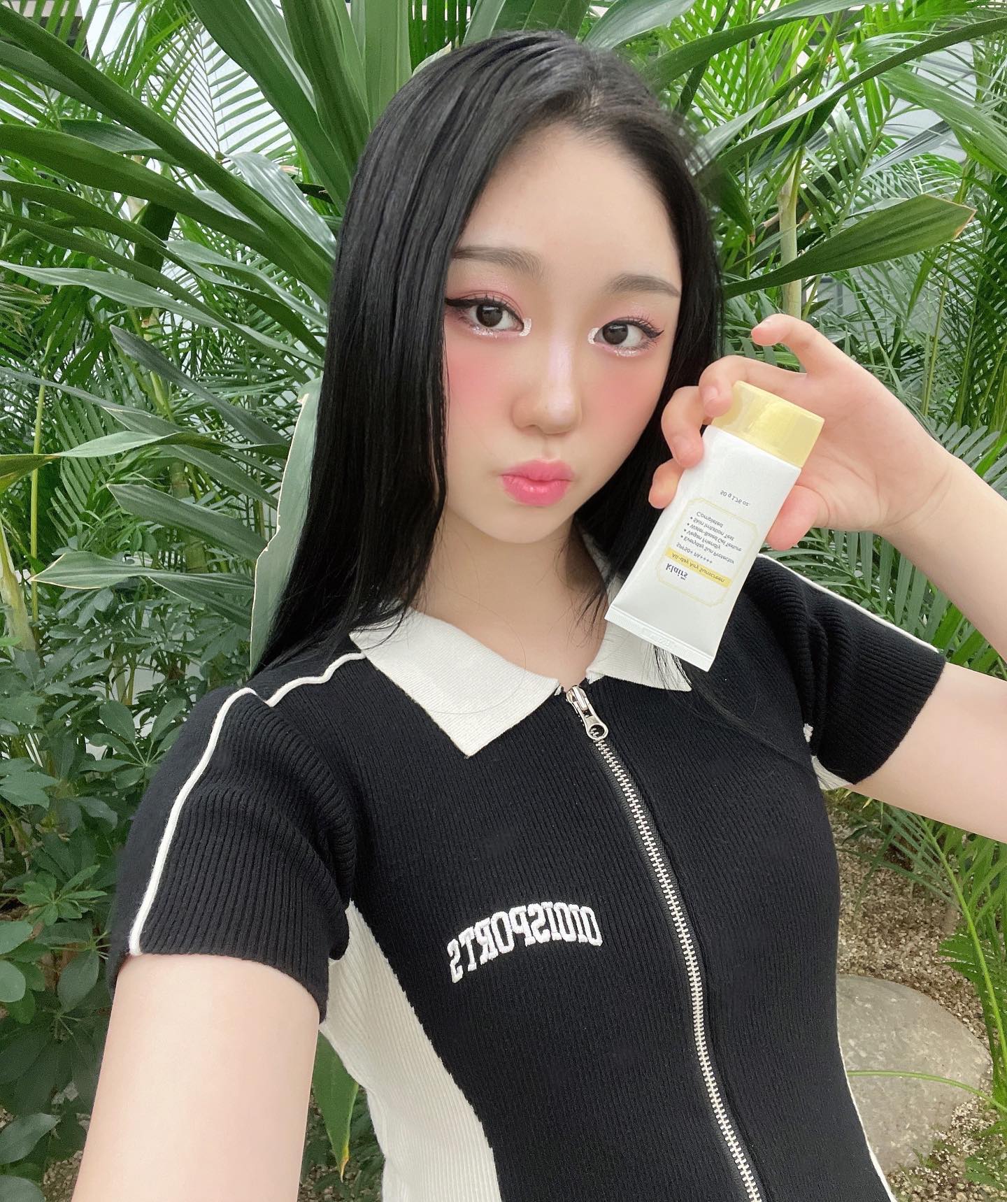 #협찬 #제품제공 #ad  dear_klairs 

제가 오늘 베이스로 써본 클레어스의 올데이 에어리 선스크린은 수분 베이스 제형이여서 끈적거리지 않고 저처럼 메이크업 베이스로 써도 밀리지 않아서 번들거리고 끈적이는 선크림이 싫으섰던 분들에게 추천드리는 선크림입니다! 클레어스 선크림은 6개의 인체 적용 실험과 기관에서 검증된 강력한 자외선 차단으로 안심하고 사용하실 수 있습니다.
클레어스의 올데이 에어리 선스크린은 올리브영에서도 구매하실 수 있습니다🩷

#클레어스 #올데이에어리선스크린 #선크림 #선크림추천 #올리브영추천템 #loveklairs #klairs