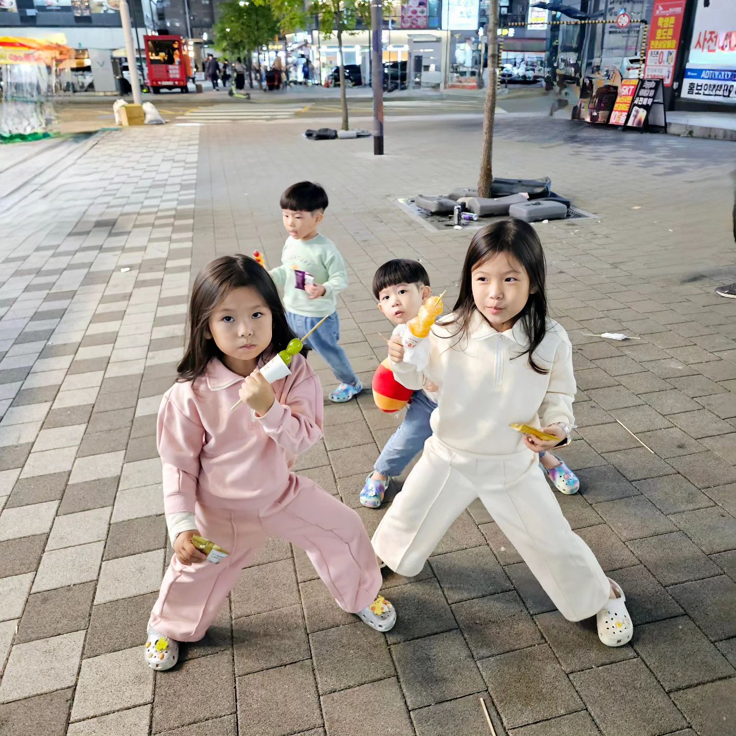 💜

#사남매 헤어컷트! 하고 #탕후루 하나씩~
하니까 10만원 우습네...😂
추석연휴땐 완강히 거부하는 둥이들덕에
2타임 예약한게 너무 미안해서 + 겸사겸사
내 머리카락 컷트했는데...ㅋㅋㅋ
이번엔 첨에 조~금 거부하고 넘나 잘 자르고 샴푸까지🥰
애기들도 넘 잘 다뤄주시고~~ㅋㅋㅋ👍
누나들도 10cm정도씩 정리해주고 웨이브 넣어주니 넘나좋아함ㅋㅋ😆

#8살 #6살 #4살  #쌍둥이
#육아스타그램 #육아맘 #워킹맘 #도치맘 #다둥맘 #애넷맘 #남매맘 #육아 #일상 #귀요미들 #예쁜아기 #twins #이란성쌍둥이 #형제둥이 #사랑둥이 #내사랑 #사랑해 #❤️
#은계지구 #키즈컷트 #아기머리컷트 #플랜에이치헤어 #플랜에이치헤어은계점 #지아부점장님 👍