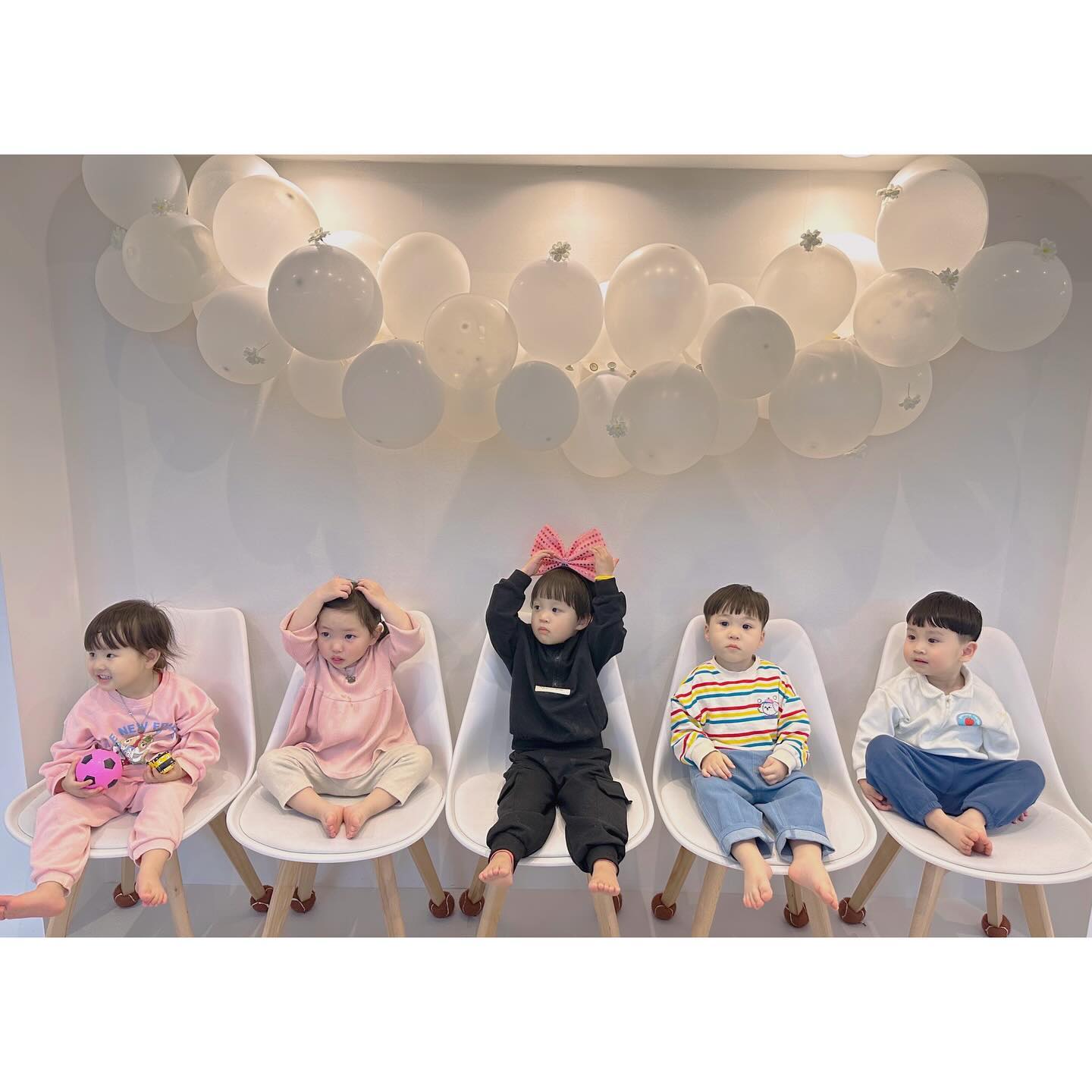 #오니의일상
#240323
⠀
⠀
⠀
우래기들 다같이 키즈룸✨
⠀
대여해서 가니까
우리끼리 있어서 너무 편하고 좋았던 !
⠀
생각보다 없는게 없고
아이들 노는 모습도 한 눈에 들어오고
무엇보다 더 큰 엉아나 누나들한테
치이지 않고 놀아서 좋더라구요💜
⠀
⠀
엄마들은 배달음식 시켜서 먹으며 수다떨고
애기들은 애기들끼리 신나게 놀고 !
⠀
이 날은 정말 많이 내려놓고 밥도 간단히
안 먹이던 과자도 사탕도 먹게 냅뒀더니
아이들도 엄마들도 더 편했던거 같아요😌
⠀
⠀
너무 만족해서 4월에 또 갈 예정😘
⠀
⠀
아이가 내향적이라 사람 많은 키카는 망설여진다면 친한 사람들끼리 모여서 키즈룸 대여 추천드려요💛
⠀
⠀
⠀
⠀
➰놀품키즈룸 nolpoomkids

.