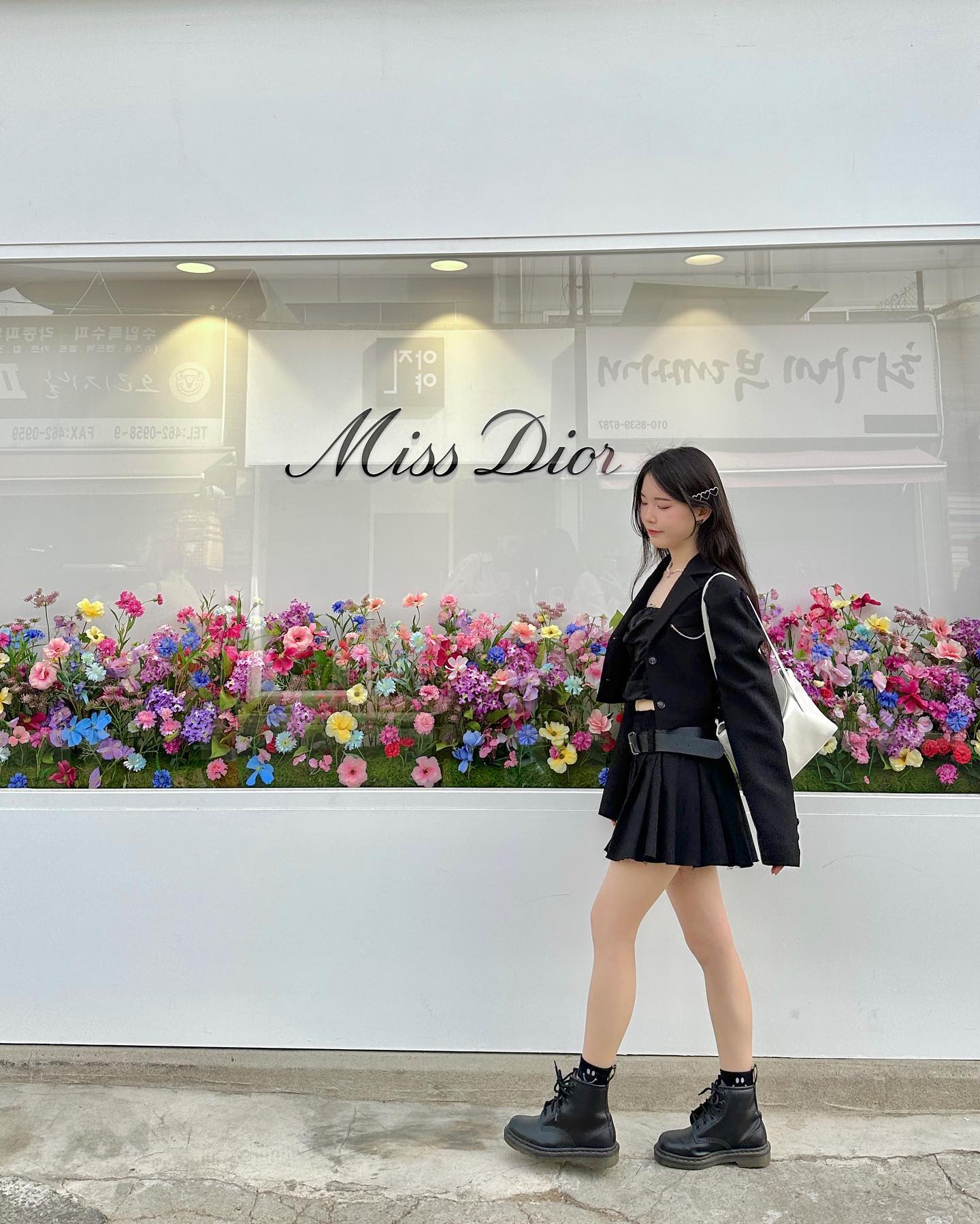 성수 나들이🖤
디올 팝업스토어 너무 예쁘네요..💐
.
.
.
블랙룩에 화이트 포인트🤍
요즘 나일론 소재에 빠져서 블랙 나일론 탑으로 코디!
머리삔이랑 두꺼운 벨트로 Y2K 느낌 한 방울✨