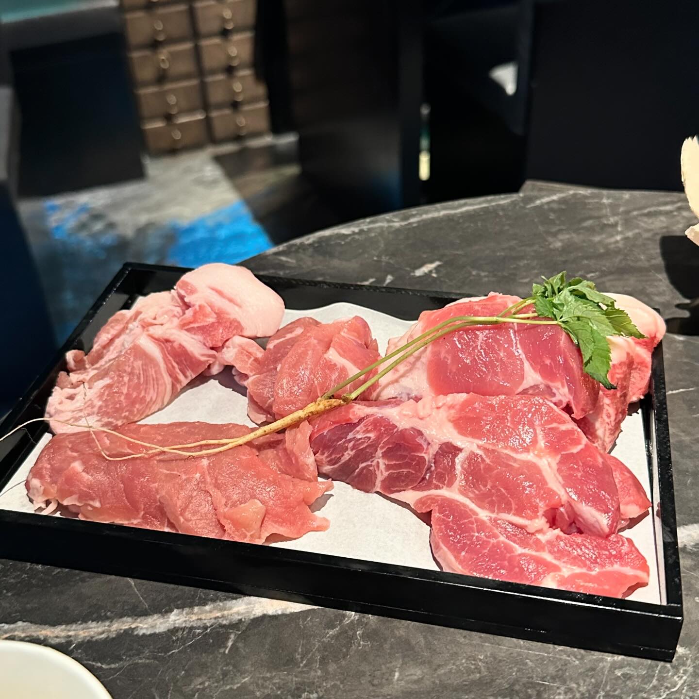 🐥상도역_#돼지한약방 #협찬 

고급진 상도역 맛집 돼지한약방 다녀왔어요!! 다양한 부위의 고기를 맛있고 고급지게 먹을수있어서 좋았어요!! 약초를 먹여 키운 가장 맛있는 부위를 먹을수있는 곳!!!

저희는 약방반첩과 한첩볶음밥, 냉열무국수 주문해서 먹었어요!! 약방반첩은 돈치살, 압화살, 목항정, 덧등심, 감초살 부위를 먹을수있고 다양한 소스와 함께 먹을수있어서 좋았습니다!! 이중에 저는 덧등심이 맛있었는데 돈까스마냥 푹신하고 두툼하고 최고였어요!! 그리고 열무국수랑 같이 먹으면 진짜 대박 찰떡쿵입니다!! 입속을 개운하게 해주면서 고기의 느끼함을 딱 잡아줘서 좋았고 한첩볶음밥은 양이 대박 많아서 물론 다먹었지만! 배가 완전 빵빵해졌답니다! 

바 형태의 좌석이랑 단체석도 있어서 데이트도 회식도 가능한 돼지한약방!! 모두 고기드시러 달려가쎄용~~

🥩약방반첩 : 36000원
🍜냉열무국수 : 8000원
🍚한첩볶음밥 : 9000원

📌서울 동작구 양녕로 274 그룹메가에프앤비타워 2층
📌매일 16:00 ~ 23:00

#상도역맛집 #상도맛집 #장승배기맛집 #흑성동맛집중앙대맛집 #숭실대맛집 #노량진맛집 #상도역고기집 #장승배기고기집 #흑석동고기집