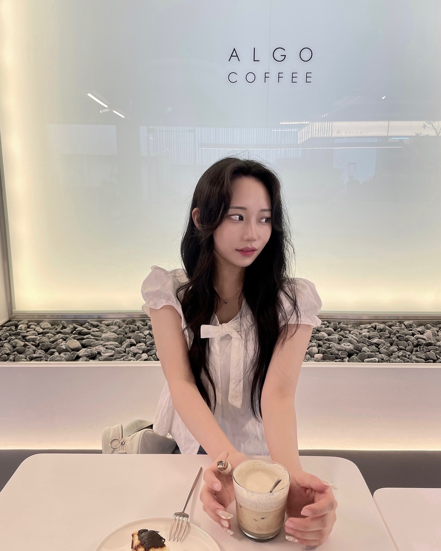 #협찬 경희대 카공 추천, #ALGOCOFFEE ☕️

비오는 날 경희대 근처 산책갔다가 
분위기도 좋고 넓은 카페 발견🙌🏻

매장이 탁 트여서 답답하지 않고 좋은데,
지하에는 더 넓은 자리가 있더라구👀

차분한 분위기에 음악도 잔잔하게 흘러나와서 
카공하기 딱 좋겠더라 좌석마다 콘센트 당연히 있음‼️ 
나같으면 시험기간에 여기서 살았다
울학교 근처에는 왜 요런 곳이 안 생겼던 거야🥲 

심지어 음료랑 디저트도 맛있다구,, 
내사랑 #바스크치즈케이크 도 있다🧀💕

얼죽아들도 아아 가끔 질릴 때 있잖아? 
그럼 요기서 #흑임자크림라떼/#상하목장아포카토 먹어봐🍨 
디카페인도 있어서 카페인 안 맞는 사람도 도전 가넝😉 

요즘 날씨도 꿀꿀한데 쾌적한 카페에서 
달달한 디저트 먹으면서 기분전환 해보자🫶🏻

#경희대맛집#경희대카페#경희대신상카페#경희대커피#회기역맛집#카공추천#경희대카공
