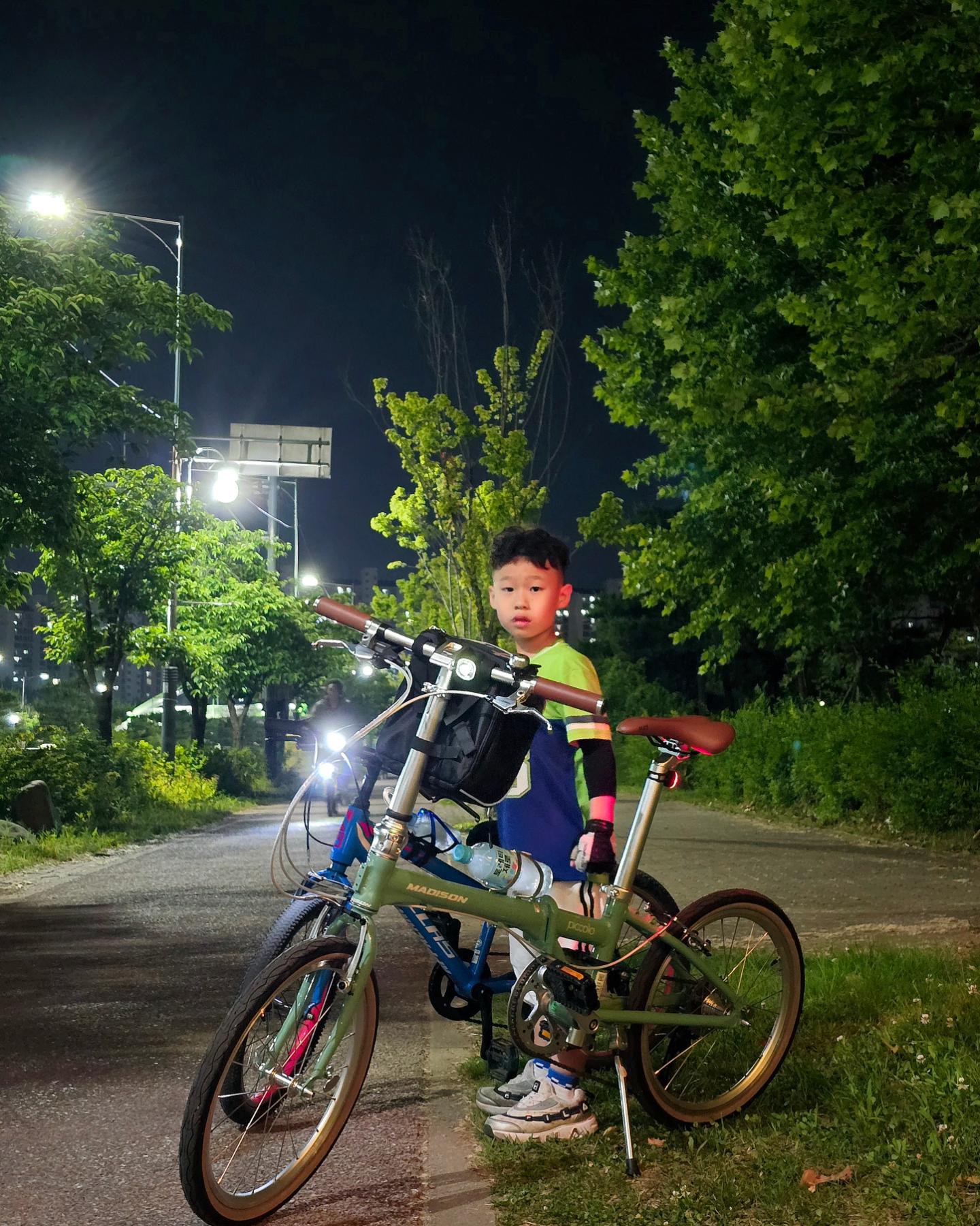 어렸을 땐 타지도 못하던 자전거,,,
다 커서 두발 타기 시작하니 너무 재밋당☺️
첫찌랑 동네 한바뀌~~🚴‍♀️🚴‍♂️
 
 
#안산호수공원 #자전거산책
#매디슨바이크 #미니벨로