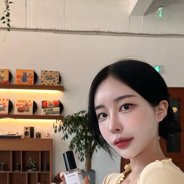  정지윤 on Instagram: "#광고 @blackhobby_official 

집에 향기템만 20가지 넘게 있는 향 쳐돌이인 저 👸
평소에도 유니크한 향기가 많아 개인 소장하고 있던 블랙하비 @blackhobby_official 향수 입니다🖤

블랙하비 “크림 클라우드” 향은 부담스럽지 않은, 뻔하지 않은 포근한 섬유유연제 향입니다!

솔직히 평범한 섬유유연제 향은 질리고 흔하잖아요🤔 

블랙하비 크림 클라우드 향은 ☀️햇빛에 향이 있다면 이런 향이 아닐까☀️ 싶은 깨끗하고 뽀송한 향기에요! 

개인적으로 여성분을 뿐만 아니라 남성분들에게도 너무너무 잘 어울릴 것 같은 향! 깔끔하고 정돈된 첫인상을 남기고 싶을 때 추천해요 🧴🤍
.
.
.
#블랙하비 #향수 #향수추천 #향수선물 #선물추천 #니치향수 #수제향수 #남자향수 #여자향수 #드레스퍼퓸 #샤프란 #코튼앤크림 #남녀공용향수"