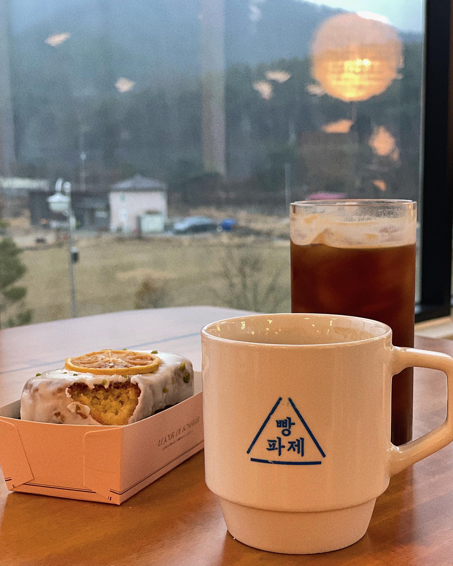 #협찬
비 오는 날, 따뜻한 커피 한잔☕️
⠀
베이커리 종류가 엄청 많은 빵파제 다녀왔어요!
종류 지인짜- 많죠🖤
빵파제는 베이커리 명인이 만드는 곳으로 유명하던데
진짜 베이커리에 진심인 것 같더라구요🫶🏻
종류도 다양하고 비쥬얼도 너무 예쁘고 가격도 착하다는 점!
⠀
카페도 넓고 통창으로 되어 있어서 속이 뻥
⠀
얼죽아였는데 이젠 뜨아도 잘 마셔요 힣,
베이커리가 중심인 카페인 경우 종종 커피 맛은 별로 인 곳도 많은데 빵파제 커피는 산미 없이 고소한 커피 좋아하는 저에게 딱!🖤
⠀
탁 트인 뷰를 보며 비 오는 날, 맘껏 즐기면서 힐링하고 왔어요😊
⠀
#언양카페 #언양맛집 #빵파제 #울산빵파제 #빵파제베이커리 #울산언양대형카페 #작천정카페 #언양빵집 #대형카페 #빵파제카페 #빵파제커피 #울산카페
⠀
⠀
⠀
⠀
⠀
