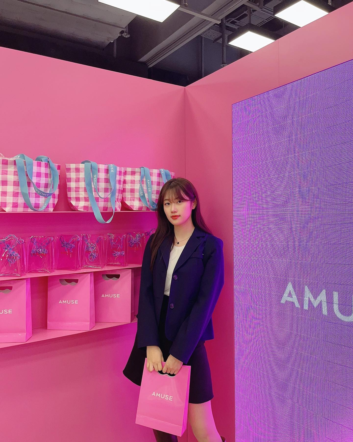 #광고 amuse 
⠀
🍑사랑스러운 복숭아 플래닛🍑에 다녀왔어요.⠀
⠀
어뮤즈의 세계관인 복숭아 중심의 이번 팝업에서는⠀
어뮤즈의 버츄얼모델 아마라(amara_amusegirl)를 만나보세요!
⠀
복숭아플래닛에서 어뮤즈 전제품뿐만 아니라,⠀
신제품 힙크림&듀틴트도 체험해보실 수 있어요!⠀
⠀
요즘 핫한 위에서 찍는 포토부스,
무브먼트도 이용하실 수 있으니 놓치지 마세요🍑⠀
⠀
매일 선착순 50명에게 5만원 상당의 선물도 증정중이니,⠀
신제품 체험과 함께 사진도 찍고 선물도 받아가세요🎁⠀
⠀
✅ 기간 : 5/11~5/24⠀
✅ 위치 : 더현대서울 지하2층 아이코닉존⠀
✅ 시간 : 11시~19시⠀
⠀
⠀
⠀
#어뮤즈 #더현대팝업 #어뮤즈복숭아플래닛
#어뮤즈힙크림 #듀틴트 #5월팝업