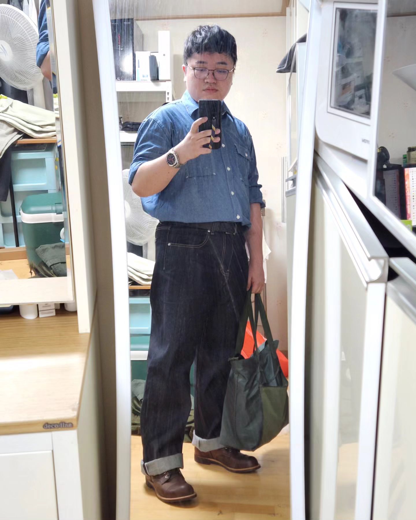 아메카지 스타일.
샴브레이셔츠에 샐비지 데님 그리고 워커까지. 
근데 가방은 항상 들던거 ㅎㅎ 
가방도 알아봐야겠다
