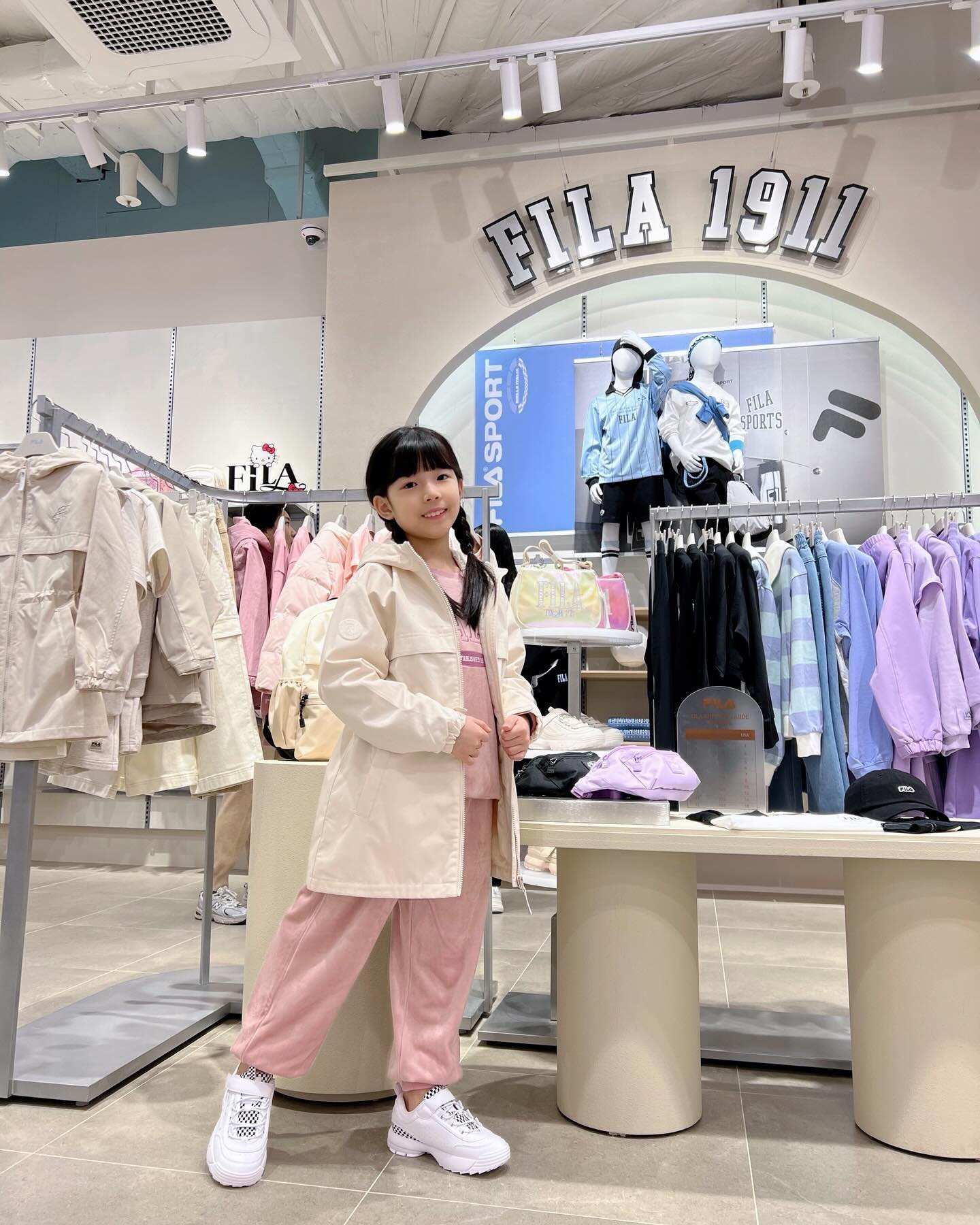 #광고 x filakids 
#휠라키즈 
.
방학동안 아이와 함께 가볼만 한 곳!!
수원스타필드로 고고!! 
휠라키즈에 단아랑 다녀왔어요👋
.
수원스타필드 휠라키즈 매장에 가면 다양한 체험으로 우리 아이들 시간가는 줄 모르게 될 것이라는 말씀!? 
휠라더매치라는 대형LED로 테니스게임!! 누구나 무료로 이용 가능 Hiahemach2 해시태크 인증시 추첨을 통해 운동화 증정🎉
꾸미스튜디오는 신발포함 10만원 구매시 비즈로 나만의 신발 꾸미기 ! 🎉
단아는 요것을 보자마자 하겠다며 초집중😆🤍
.
신학기,새학기 준비 하러 go!🙌🤍🤍
.
-풋살화&가을자켓-
🎊각각 선착순 300명 특가판매🎊
.
풋살화 정상가: 69000-> 39000원
가을자켓 정상가: 129000 -> 49000원
.
10만원이상:양말+보조백 
20만원이상:양말+보조백+패스포드백
30만원이상:양말+보조백+패스포드백+실내화
*소진시 종료*

.
.
.
.
.
.
.
휠라키즈스타필드수원점 #휠라키즈 #휠라키즈스포츠그라운드 #수원스타필드 
#핫플 #수원가볼만한곳 ##아이와가볼만한곳 #수원맘