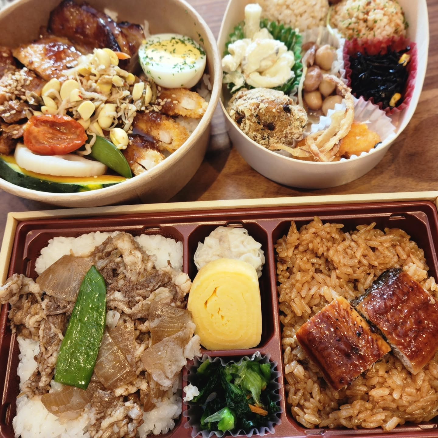 #간단아침식사 메뉴🍽
#후쿠오카하카타 벤또로 해결

잠시 후쿠오카공항 다녀오는 길
하카타역 1층에서 간단 아침으로
현지스타일의 도시락 포장해 먹음

아이들 좋아하는 장어랑 치킨덮밥에
고등어구이 명란 벤또 #비건도시락

솔직히 내가 먹은게 비건 벤또였다는건
지금에서야 알았지만😅 생각보다 깔끔하고
든든하게 먹을 수 있었던 아침식사로 하나같이
만족도가 높았던 도시락 맛집들이였다🤭

📍하카타역 미스터도넛 근처에 위치해있다

#먹샷🍴 #여행먹방 #일상기록하기✏ 
#하카타역맛집 #에바다이닝 #비건벤또
#후쿠오카여행기록 #아침밥은필수 #먹