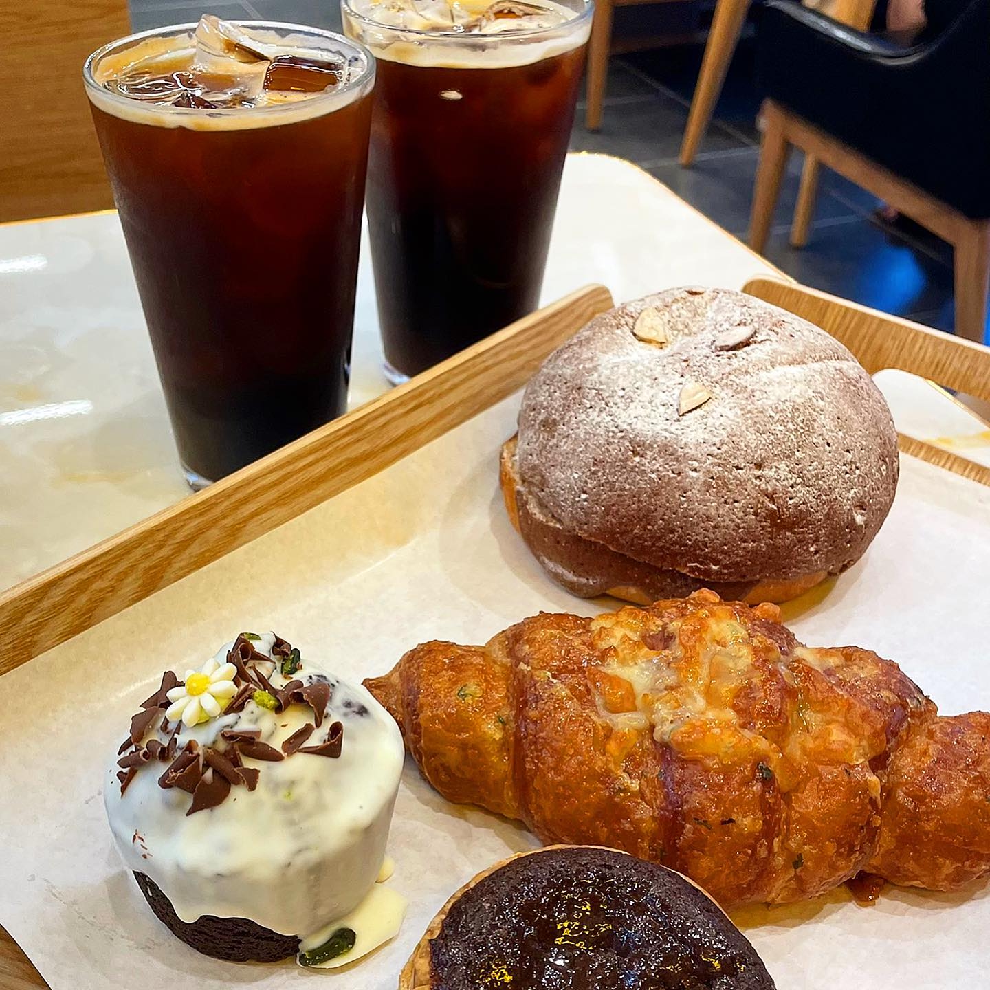 #체험단 #협찬 부개역에서 도보 10분 거리에 위치한 베이커리 맛집🥐🥯 #마크빈 부개점에 다녀왔는데요!

베이커리 맛집으로 소문난 곳답게 정말 다양한 종류의 베이커리들이 있었답니다✨
저는 🍞초코타르트/ 갈릭크로와상/ 브라우니/ 로띠번 + 아아 2잔을 주문완료!! 

특히 크로와상 맛집답게 갈릭크로와상이 제일 맛있었는데요! 갈릭 향이 듬뿍 나면서 고소하기도 해서 정말 맛있었고, 생크림이 듬뿍 들어간 로띠번과 초코타르트는 정말 부드럽고 달콤했답니다! 이외에도 너무 예쁘게 포장된 초코 브라우니는 보는 것만으로도 정말 기분이 좋아지는 맛이었답니다👍👍

그리고 마지막으로 빵에는 빠질 수 없는 아메리카노☕!! 
아메리카노는 고소한 원두 베이스로 빵이랑 같이 먹기 좋았는데요! 
아메리카노 가격도 한 잔에 2,800원 밖에 안해서 부담 없이 빵과 함께 먹기 정말 좋았답니다!!
부개역 빵 맛집 찾으신다면 여기 추천드려요~!!

📌마크빈 부개점 매장주소 : 인천 부평구 부평문화로 216 (주차 미지원)
.
.
.
#마크빈 #마크빈부개점 #부개동카페 #부개동맛집 #부개동커피 #인천카페 #인천커피 #인천맛집 #부평카페 #부개카페 #빵스타그램 #빵 #먹스타 #먹스타그램 #맛스타 #맛스타그램 #일상 #먹팔 #좋반 #좋아요 #맞팔