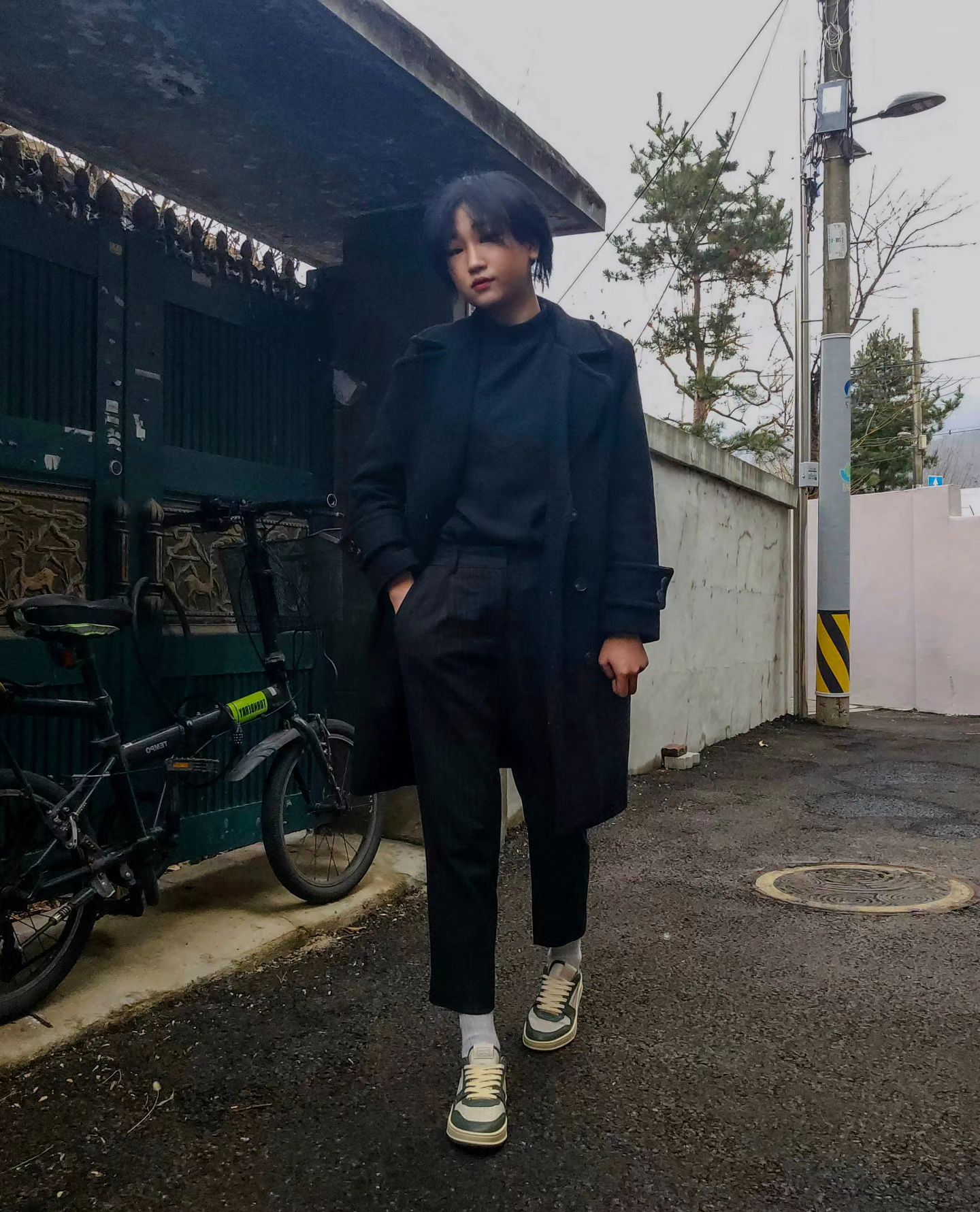 오늘 날씨 왤케 어둡죠...? 🌃

분명 한시쯤 찍은것같은데 
올리려고 보니 배경이 어둑어둑😥

햇빛도 들고 더워서 나왔는데ㅠ
저희 동내만 이런건가요...?

이벤트로 받은신발 자랑할라고 올 블랙 입었는데말이죠ㅋㅋ🤣

어쨌든... 오늘두 모두 수고하셨고~
즐거운 주말 보내세요🤗

#데일리룩 #오오티디 #스니커즈 #코트코디 #겨울코디 #폴더체험단