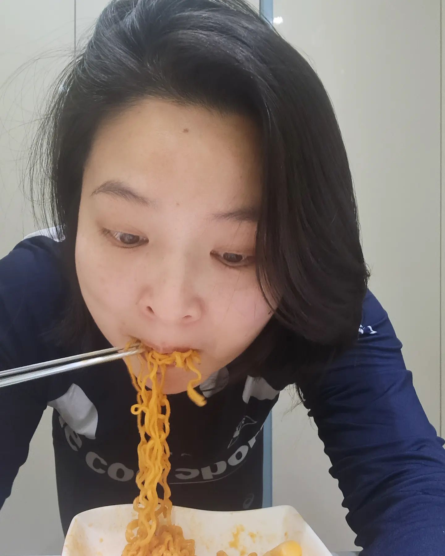 라뽁이 면발 보이시나요?
소스가 잘 베어드는 꼬들꼬들 면 릿웍스 라뽁이  매콤 까르보나라 먹어 보았는데요 매콤 까르보나라 답게 부드러운 크림맛 나면서 중독성 있어서 계속 먹게 되면서 동안 입이 즐겁고, 쫄깃한 쌀떡과 라뽁이 다 먹은 후에는 배가 부르네요^~^
.
🎀릿웍스 라뽁이 먹는 방법🎀
1.떡을 용기 바닥에 고루게 퍼지게 넣습니다.
2.떡 위에 면과 동봉된 분말스프를 넣고 잘 흔들어준다
3.뜨거운 물 물 140ml 넣은 다음 면 1/3 높이까지만 
  뜨거운 물을 넣는 것이 포인트예요
4.그림과 같이 뚜껑을 덮고 전자렌지 2분간.데워준다
  잘 섞은 후에 맛있게 드세요
.
✅라뽁이 만들 때 뜨거운 물과 전자렌지 2분만 돌리면  완성
✅라뽁이는 간편하게  조리 시간 단축 최고
✅약간 매콤해서 스트레스 해소 가능
✅라뽁이,떡 쫄깃 식사대용 또는 간식용 최고
✅남녀노소,매콤한 것 좋아하는 어린아이 가능
.
🎀12월19일~12월22일 공구진행 ing 🎀
.
⭐서우마미 링크에서 릿웍스 라뽁이 4종 구매 가능⭐
https://smartstore.naver.com/litworks/products/9642719017
.
.
rapokki_official
.
.
#릿웍스#라뽁이 #매콤 #오리지널#까르보나라#크림짜장# #카레보나라#떡뽁이#간식#맛스타그램#식사대용#간식용
#음식#먹거리#먹방#존맛탱#공구중