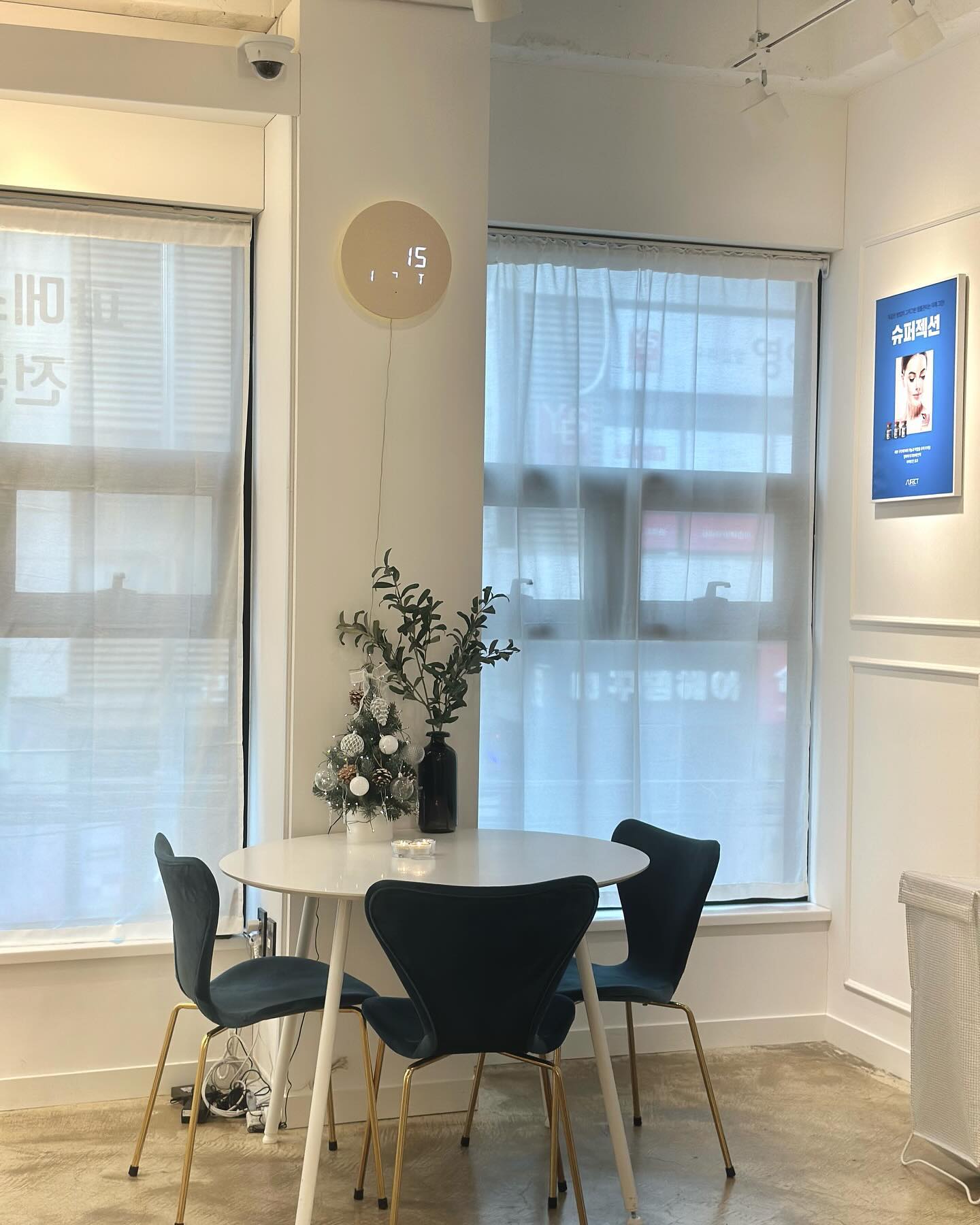 주블룸스킨랩
전화번호 0507-1379-9952

제 피부는 건조하고 예민한 피부이고
각질관리가 필요한 상태였어요
제 피부상태에 적합한
세멘시트관리를 추천해주셨는데요
무너진 피부밸런스를 관리해주고
피부 본연의 회복력을 끌어올려주는 관리예요~
찹찹하게 피부열감을 다운시켜
탄력이 떨어진 모공관리에도 도움을 준다고 하더라구요!

보통 세멘시트 팩은 15분정도 붙이는데
저는 예민한피부이다보니 10분후에 떼어냈어요 ㅎㅎ
세멘시트관리 티트리성분이 들어가서 싸한 향이 나고 시원합니다!
블랙헤드와 피지, 노폐물을 흡착해주기때문에
사용후에 피부결이 부들부들하면서 촉촉했어요!
팩하고나서 피부를 만져보면 깜짝 놀라실거예요~

다들 왜 세멘시트 세멘시트하는지 알겠어요
그전에는 화장으로 덮었던 텁텁한 피부였다면
투명하고 맑게 피부결이 부드러워지고 촉촉해졌어요!

#세멘시트관리
#구서동피부관리
#부산피부관리
#주블룸스킨랩
#세멘팔트
#세멘잘
#구서역피부관리
#구서동에스테틱
#구서동에스테틱추천
#피부관리
#수분관리
#재생관리
#진정관리
#부산금정구피부관리
#구서동주블룸스킨랩
#구서피부관리