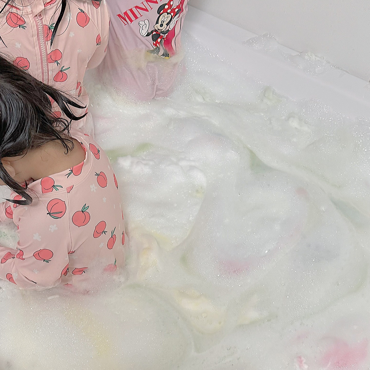 제품제공ෆ˙ᵕ˙ෆ 옹심이네 여름휴가✨
칭구들과 다함께 즐기는 신나는 버블놀이👧🏻👧🏻👶🏻🛁🫧

씻는거 싫어하는 아깅이들 주목!
아토오겔 x 트니프렌즈 버블클렌져
함께라면 엄마도 아이도 즐거운 목욕시간ᰔᩚ

핑크/옐로우/그린/블루/화이트 5가지향과
색상으로 취향껏 선택해주세요😘
값싼 인공색소가 아닌 식물에서 유래한
치자추출물로 색상을 구현하여 안심!
🤍피부 저자극 테스트 완료🤍
알러젠 free향을 사용하여 놀이+목욕을 함께 할 수 있어요!

다른제품보다 거품이 쫀득쫀득(?)해서
그런지 금방 녹지않아 더 좋아하네요🤍

👉오픈 이벤트로 5종 구매 시
트니트니 플레이맵와 파우치를 증정하는
선착순 이벤트도 진행 중 !
.
.
.
τнänκ чöü ᰔᩚ atoogel_official
#버블클렌저 #트니트니 #촉감놀이 #오감놀이
#목욕놀이 #버블놀이 #집콕놀이 #아토오겔
#아기랑놀아주기 #집콕육아 #육아템추천