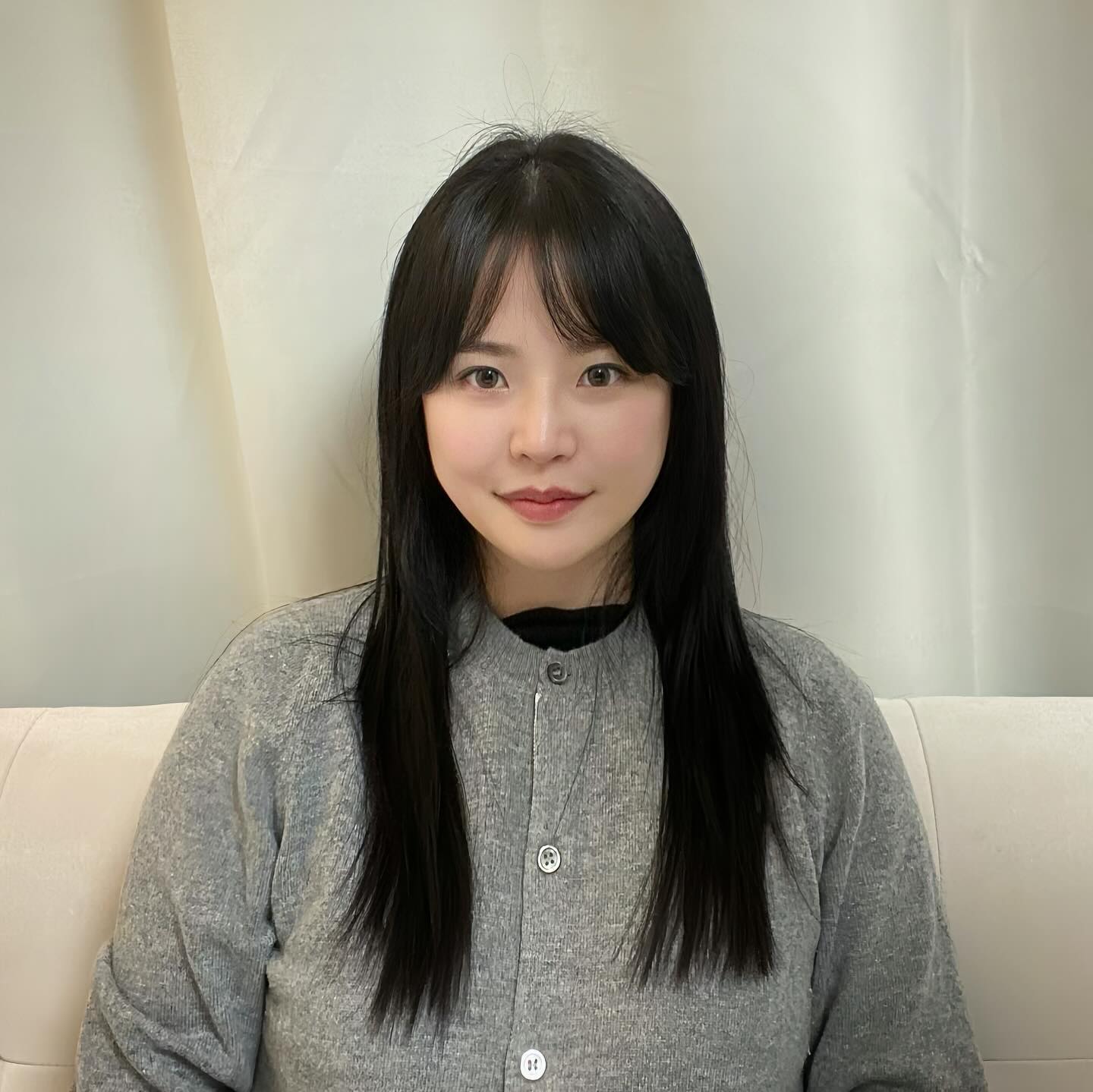 #먹쭈 #협찬 #망우동미용실 

📍서울 중랑구 용마산로 497 (망우동, 석현빌딩) #유일리헤어 

저는 반곱슬이 엄청 심해서 일년에 1~2번 꼭 매직이든 뿌리매직을 해요
이젠 도저히 머리가 답이 안나와서 중랑구에 위치한 유일리헤어 방문했어요
#1인미용실 아담하고 1:1이어서 정말 디테일하고 섬세하게 시술 상담을 해줘요

#뿌리매직 #매직 
탈색 파마 등 머리를 가만히 못 두는 성격으로 머리결은 엄청 심한 #손상모 
플러스 #악성반곱슬 인데 그것을 감안하셔서 시술에 들어갔어요
시술 전 모발 상태를 체크해 주시는게 좋았고 섬세하게 시술 설명을 해주셔서 좋았어요
머리 감겨줄 때도 꼼꼼하게 마사지까지 해주시고 홈 케어하는 방법도 친절하게 알려주셔서 넘 좋았던 것 같아요

#망우미용실 #중랑구미용실 #망우동여자머리 
무엇보다 가격이 엄청 착해서 좋았고 추후 케어 방법도 설명해 주셔서 좋았어요
미용실 바로 앞에 정류장도 있고 지하철역도 있어 교통편도 나쁘지 않고 동네 사시는 분들은 방문하기 너무 좋을 것 같아요
망우동에 위치한 #매직맛집 유일리헤어 방문해 보세요

#망우동남자머리 #망우동미용실추천 #망우미용실추천 #면목미용실 #면목동미용실 #사가정미용실