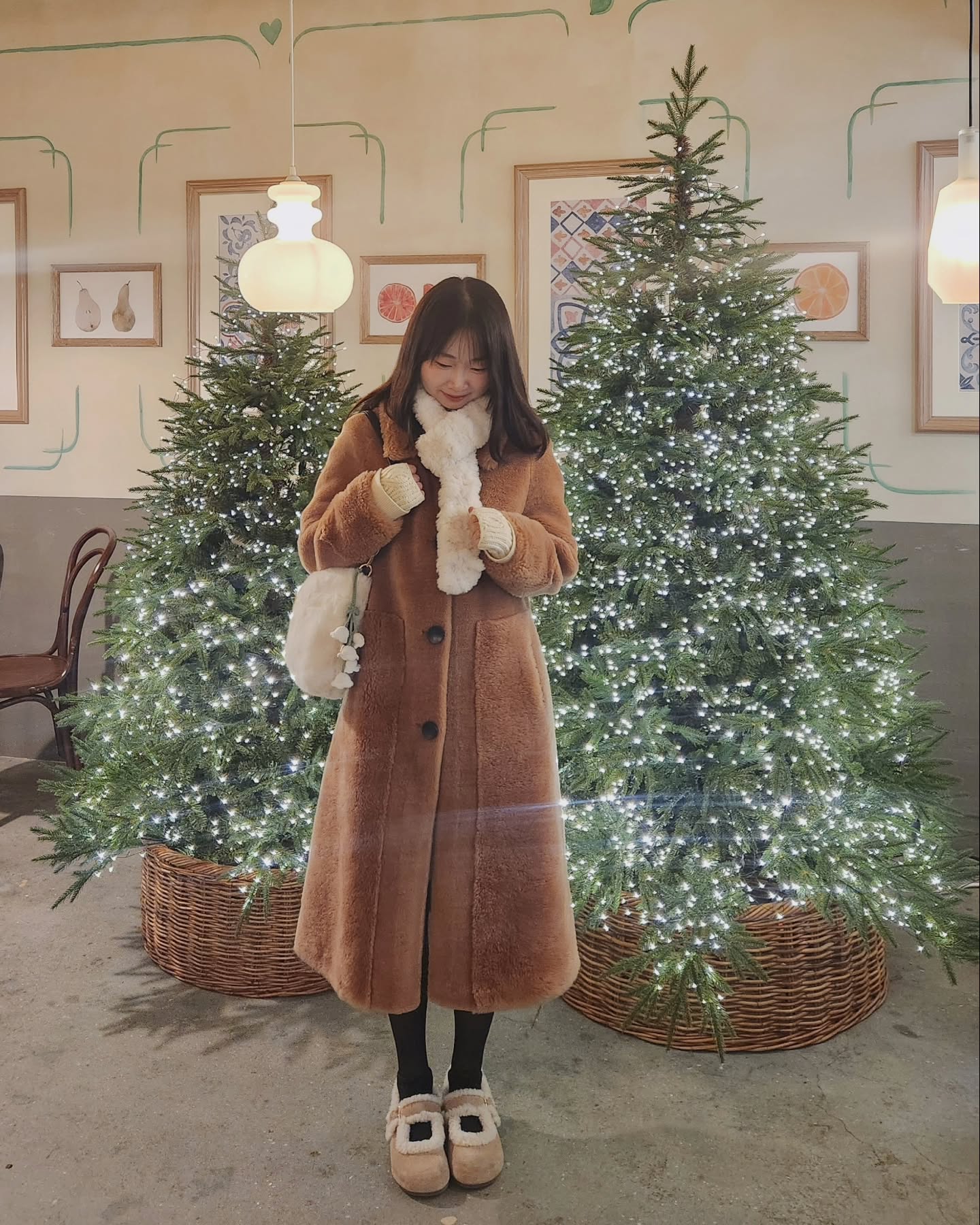 털북숭이 겨울 코디 🐻

📍플레이스 정보
첫번째 카페 : amornapoliofficial
두번째 카페 : cafe_lesparisiens

🤍 체형 정보
- 158cm 43kg
- 봄웜라이트 직선형 체형 

👗 착장 정보
- coat : bcbgkorea_official
- top : soup_official
- shoes : mac_moc
- bag : LALA