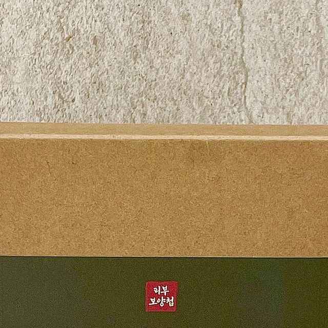 김정서 on Instagram: "#광고 찰랑찰랑 머릿결에 반했어요 ✨ 진심 쫀득 매끈!!완전 추천 드리는 샴푸바..머리가 보송한 느낌. 때가 빠진 느낌이 든다니깐요🤤중독적이야.. 샴푸와 린스를 한번