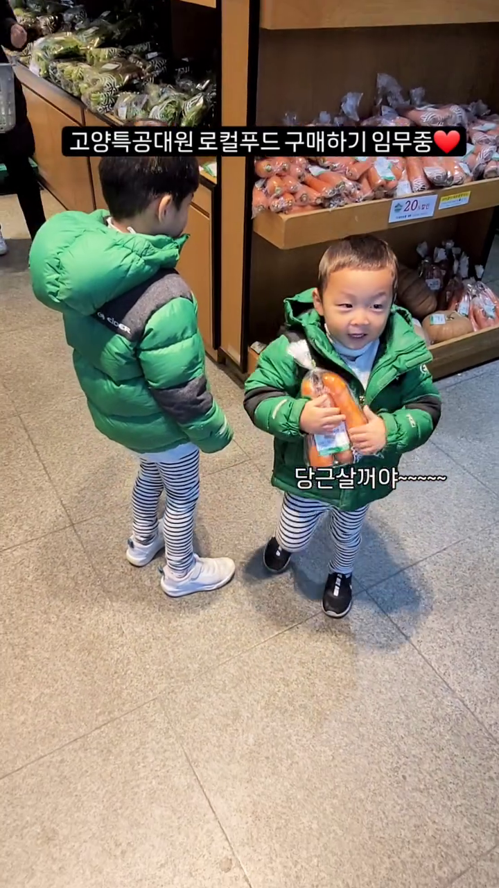 고양특공대 네번째 임무 로컬푸드 구매하기❤️

송포농협로컬푸드직매장!!
매장도 넓고, 가깝고, 20% 할인도 하는데 신선해!!!!
이건 무조건 가줘야지😁
로컬푸드는 장거리운송을 거치지 않은 지역농산물로
식품수송거리가 짧아 더 신선하고,
환경보호 효과 외에도 지역 농민들 경제에도 도움되니까
당장 고고고❤️

요원들이 고른 채소는 저녁 반찬으로 맛있게 먹었어요😁
#고양시어린이사회복지급식관리지원센터 
#고양특공대4기 
#로컬푸드구매