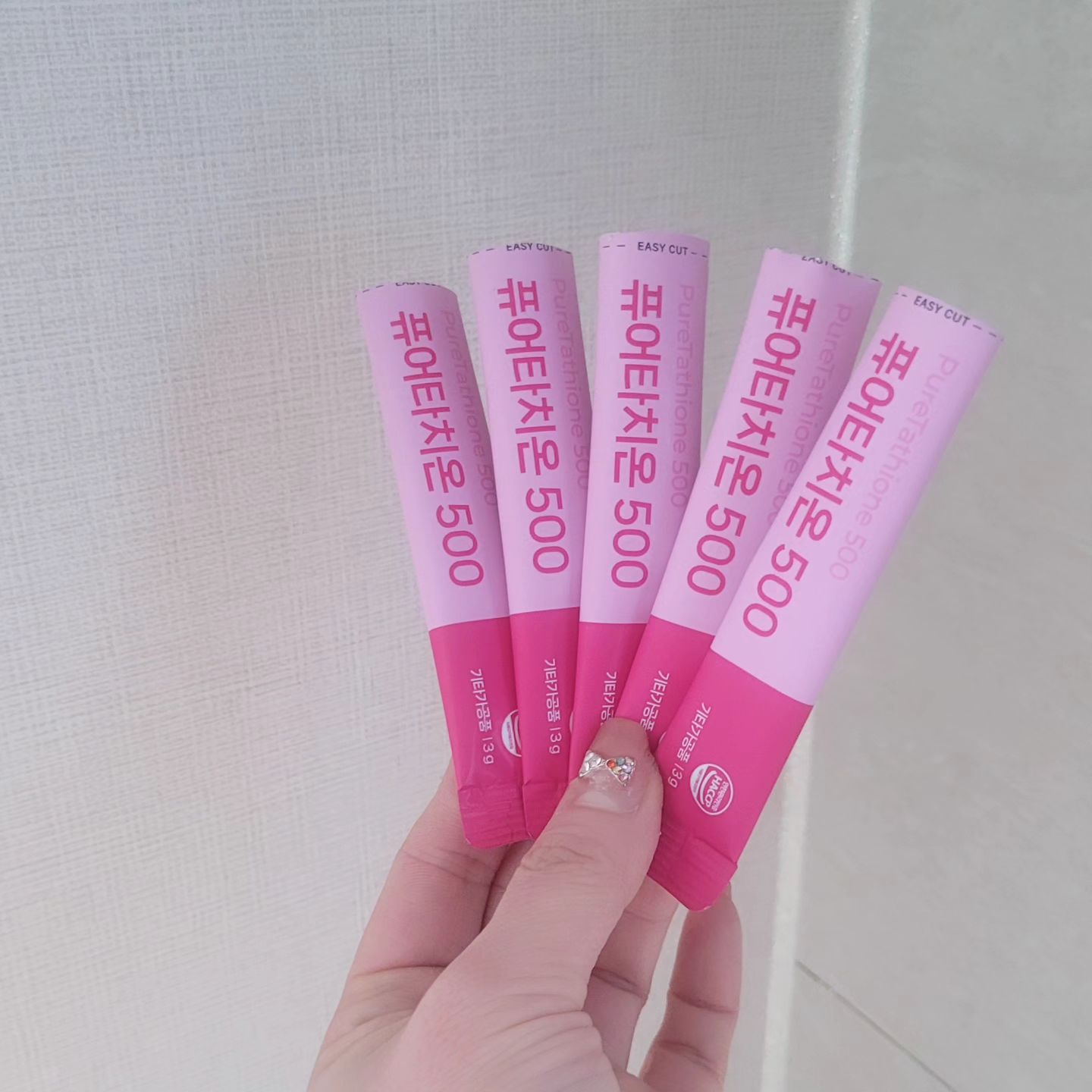 5일째 매일 매일 먹고있는데..
왜이래 맛있죠??
요즘 이걸 🤦먹어서 그런가요? 덜피곤한거 같네요?🤔 

지치고 피로가 쌓였을 때 간단하게 챙겨드실 수 있는

'퓨어타치온 500'
​

 ✔️순수함량500mg 글루타치온

✔️ 300달톤 저분자 피쉬콜라겐 500mg

✔️ 영국DSM사 비타민C 100mg 까지 순수함 그대로 '1포'에 담았습니다.

 

높은 함량의 원료와 시너지 부원료들을 가득담아 단순히 컨셉용으로

조금씩 넣은 제품이 아닌 진짜 우리몸의 효과를 만들수 있게 제작된 제품입니다.

​

우리의 몸을 위한 가장 건강한 제품을 만들기 위해
믿을 수 있는 성분, 원산지, 검증된 원료 👍

🗓️공구일정 2/5~2/8 ◡̈

#글로타치온 #퓨어타치온500 #딸기우유맛🍓