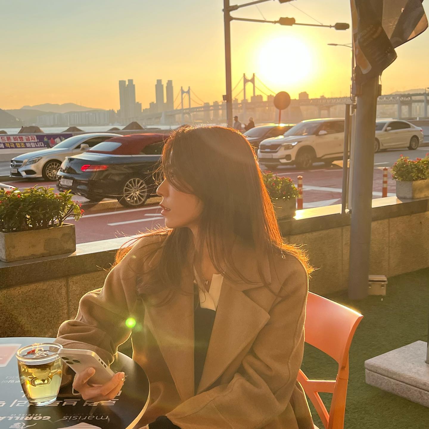 #협찬 마리시스에서 바라보는 해질녘 광안대교와 따뜻한 캐모마일☕️

부산에서 맞이하는 올해의 겨울🧣
추운 바닷바람에 더 따뜻하게 느껴지는 캐모마일처럼 지금 우리의 낭만도 앞으로 더 빛날거라 믿어. 

📍 한화리조트해운대 마리시스카페
- 이국적인 야외 테라스 뷰
- 광안대교가 보이는 야경맛집
- 주말 저녁 플리마켓 운영
- 분위기 좋은 베이커피 카페
- 맥주 마시며 야경즐기기 좋은 곳

#한화리조트해운대 #마리시스 #해운대오션뷰카페 #광안대교뷰카페 #해운대맥주 #광안대교뷰맥주 #해운대수제맥주 #해운대데이트코스 #마린시티 #마린시티카페 #마린시티야경