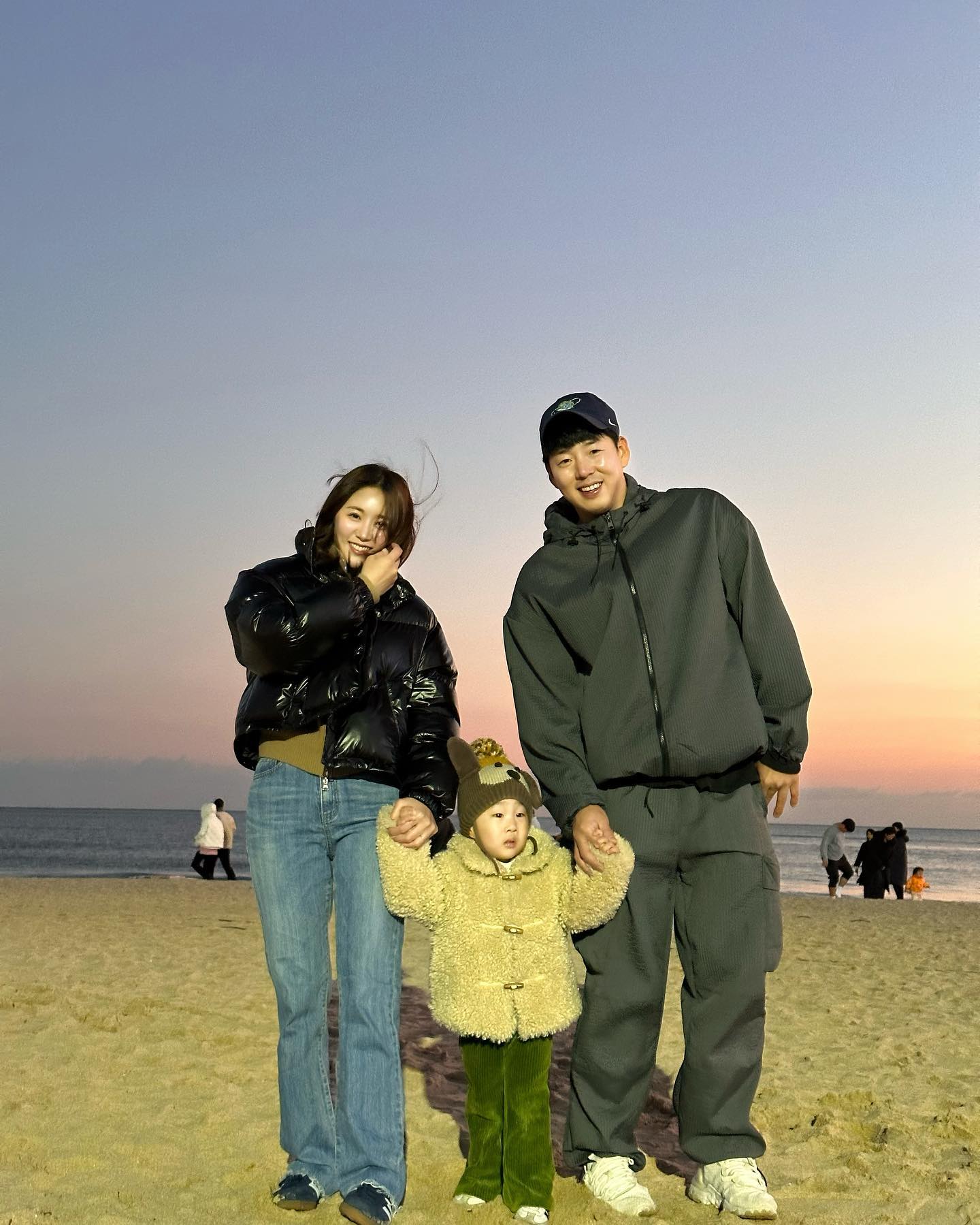 부산으로 이사와서 2023년은 더 뜻깊은 한 해였다 .
2024년 우리가족 건강하게 더 행복하게 
내사랑들 복 많이 받아요💟

Happy new year 🎆 

2024년도 잘 부탁해 내사랑 김은우😘
