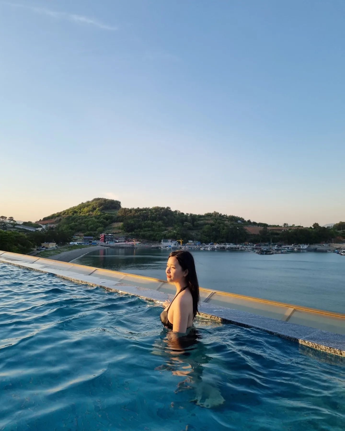 전라남도 여수에서 행복했던 시간들

바다에서 수영하는 것 같은 넓고 푸른 인피니트 풀,
프라이빗하면서도 깊고 넓은 개인풀이 있는 여기는 

📍#블루망고풀빌라 입니다!

발코니에서 바베큐도 해먹고 수영도 하고
객실 내 부엌에서 아침도 해먹고
꿈 같은 시간을 보냈습니다:)

추가요금은 있지만 요즘같이 쌀쌀한 환절기에는
온수풀로 이용할 수 있어서 여수 숙소로 추천합니다!

#여수숙소추천#숙소추천#감성숙소추천#풀빌라추천#여수풀빌라#여수숙소#블루망고리조트#국내여행추천#전남여행사진공모전#전남여행#여수여행