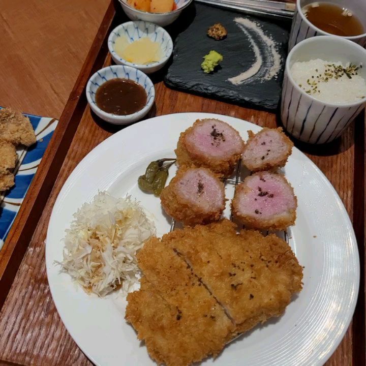 동백카츠 월성점🍝

평일 점심 친구랑 밥집데이트✨️
돈까스와 파스타를 함께 먹을 수 있는곳!!
동백카츠~~~~🤍
돈까스는 안심카츠,등심카츠,치즈카츠,등심&안심카츠까지 
다양하게 먹을 수 있더라구요.
파스타도 사이드도 종류가 다양합니다.

저의 픽은 등심&안심카츠로 반반 주문했어용.
통통한 새우 올라간 새우로제파스타와
사이드로 흑돼지가라아게 그리고 한라봉에이드까지!

양이 정말정말 푸짐해용👍👍
파스타도 소스도 넉넉하고 치즈도 듬뿍 올려주셔서
넘 맛있게 먹었어용!

촉촉한 안심카츠 고소한 등심카츠
튀김옷은 바삭하고 소스도 취향껏 찍어드실 수 있어서 좋아요.
상큼한 한라봉 에이드긴 신의한수였어요.

흑돼지가라아게도 사이드메뉴인데도 불구하고
양도 푸짐하고 튀김옷도 바삭하고 
칠리소스랑도 잘 어울려요.

정말 배불러서 혼났어요🤣
주차는 가게 뒷편에 주차장 이용하시면되고
나가실때 도장 받아가시면 됩니다!

바로 근처 cgv도 있어서 주말에 영화보고 밥먹기 딱 좋은곳이에요.

맛있으니까 다음엔 내돈내산으로 또 와야겠어요🫶

⚠️영업시간
매일 11:00 ~ 21:00 
브레이크타임 15:00 ~ 17:00
⚠️주소
대구 달서구 조암로 40 제1동 1층
⚠️주차가능 (건물 뒤편 주차장이용)

#돈까스맛집 #월성동밥집 #동백카츠월성점#대구맛집#대구돈까스맛집#대구돈카츠맛집#대구월성동맛집#월성동돈까스#월성동돈카츠#월성동점심추천#월성동데이트맛집
