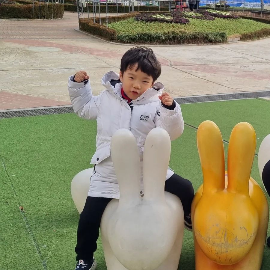한파주의보일줄 모르고
세상에 기모맨투맨하나에 패딩조끼입고 갓다가
추위에 사망할뻔...

롱패딩입고간 신랑과 단디입힌 이로운도 춥다는데
난오죽햇겠냐고 얼굴이 얼어서 죽을뻔
춥단말만 천번한듯~ 사진은 몇장 찍지도 못하구ㅜㅜㅜ

안무서워보여서 같이탔다가 생각보다 높이올라가서 눈질끔감고
후덜덜 내리고싶었던 어미와 너무잼있다며  더타자는아들
엄마 고소공포증 잇다규...

엄마는 범퍼카가 젤잼썼다...범퍼카 사진도없눼

추워서 동물들도 많이없규...

날따뜻해지면 다시가즈아❤️

#주말일상#놀이공원#광주패밀리랜드#회전목마#범퍼카#사막의폭풍#우치동물원#한파주의보#눈발날리는날#얼굴얼음#달달달달 #감기올까조마조마#주말끝👋