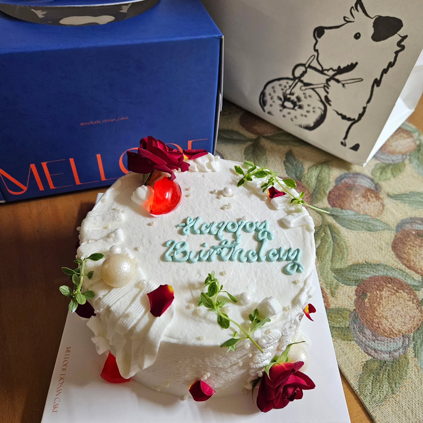 생일인데 이렇게 허무하고 심심하게 지나가나싶었는데
예상치 못한 예비신랑 흐콤의 서프라이즈!!!🥳

케잌이면 충분한데 내가 좋아하는 베이글에,
(어깨 아프다고 말했더니) 관절통 약까지 챙겨다줬다
감동의 도가니탕탕후루후루 탕탕 후루루루루 흐꼼 최고